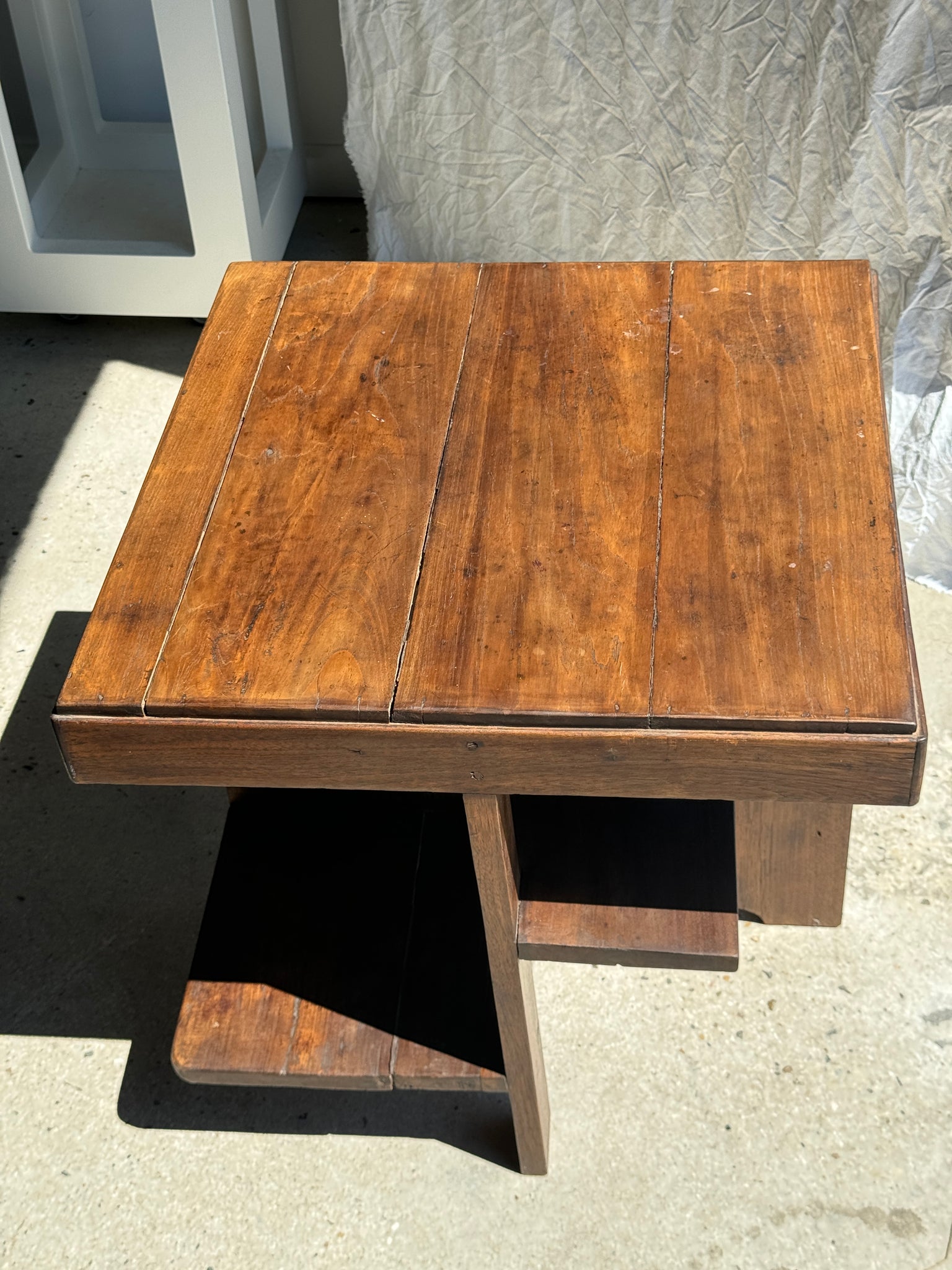 Guéridon ou petite table d'appoint carrée piètement quadripode à entretoise de style moderniste vintage