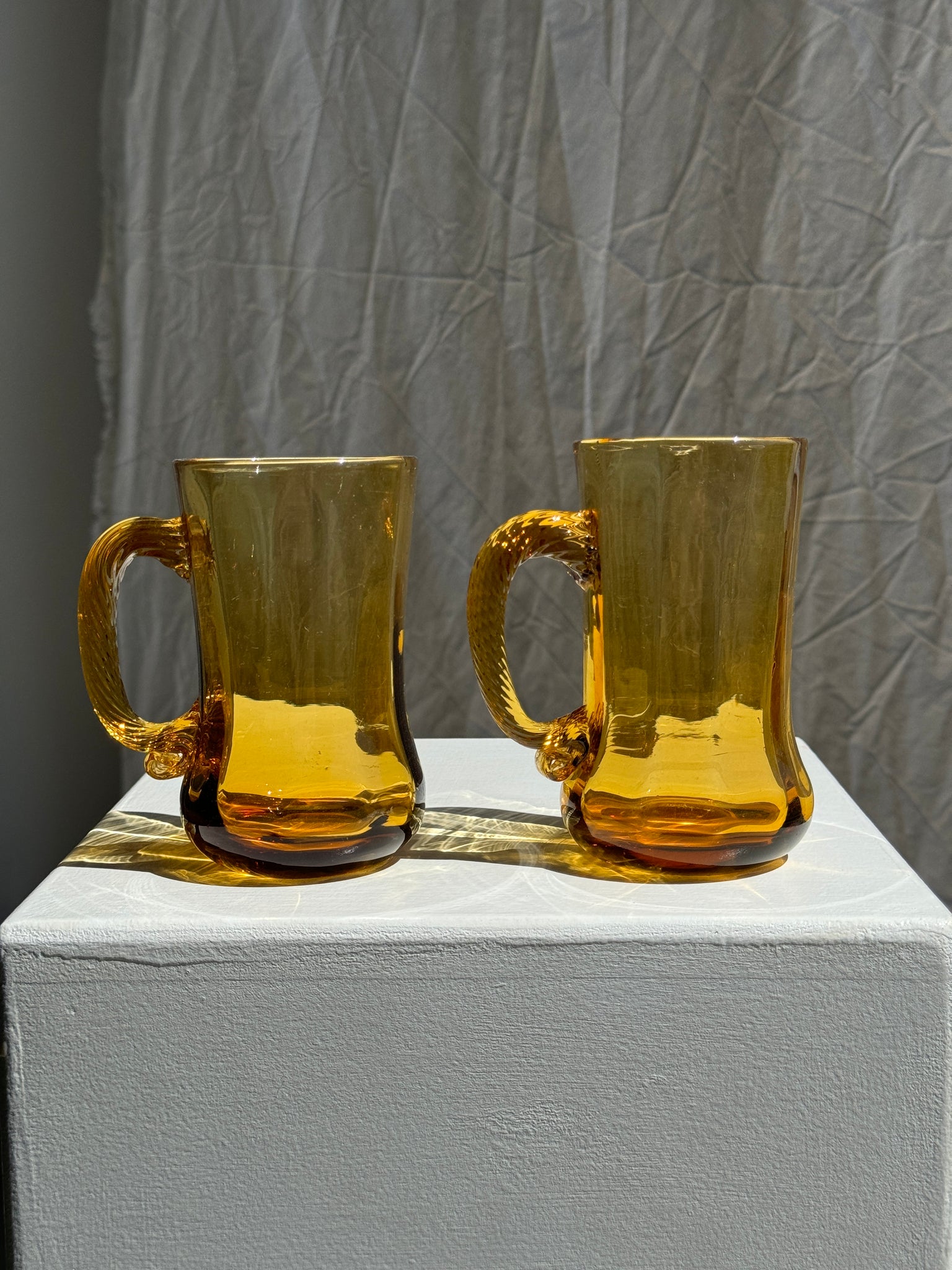 Duo de tasses à anses en verre jaune vintage