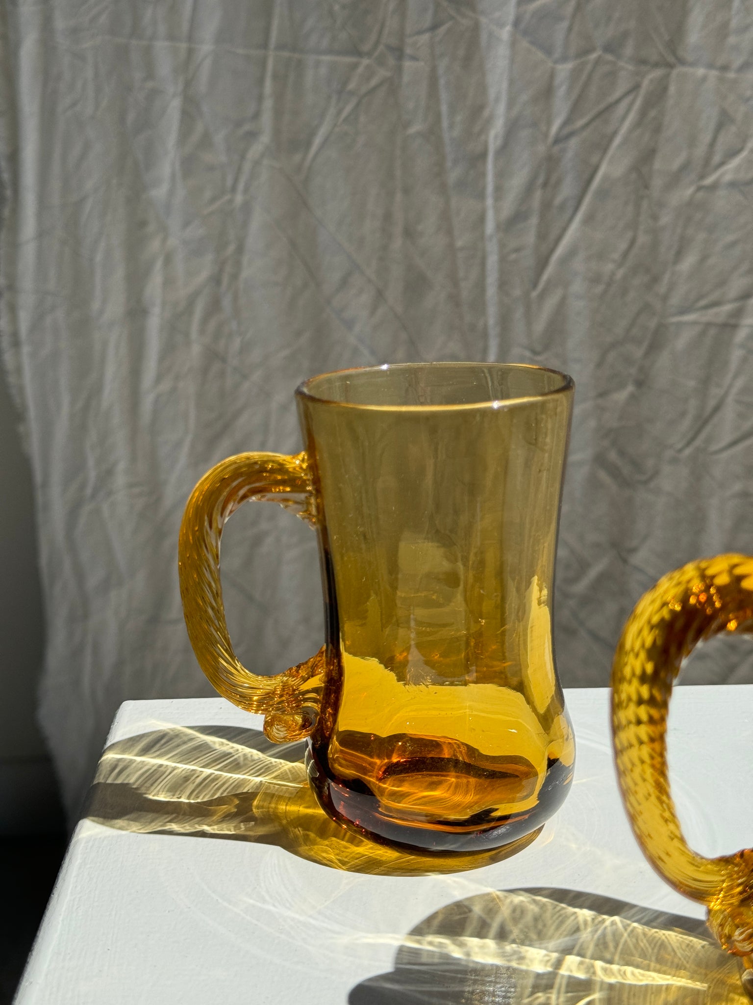 Duo de tasses à anses en verre jaune vintage