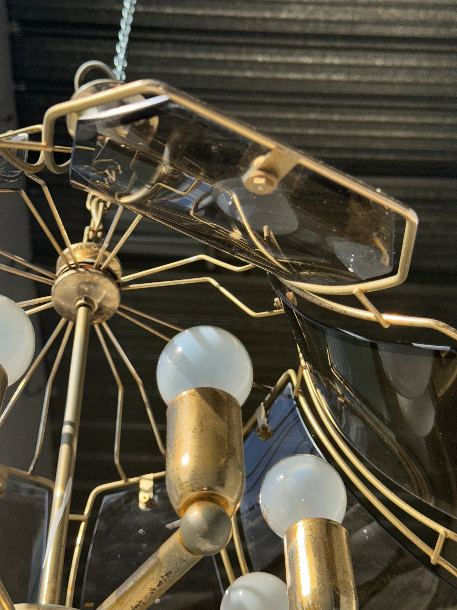 Grand lustre moderniste en métal et verre fumé pétales stylisés à 8 branches de lumières