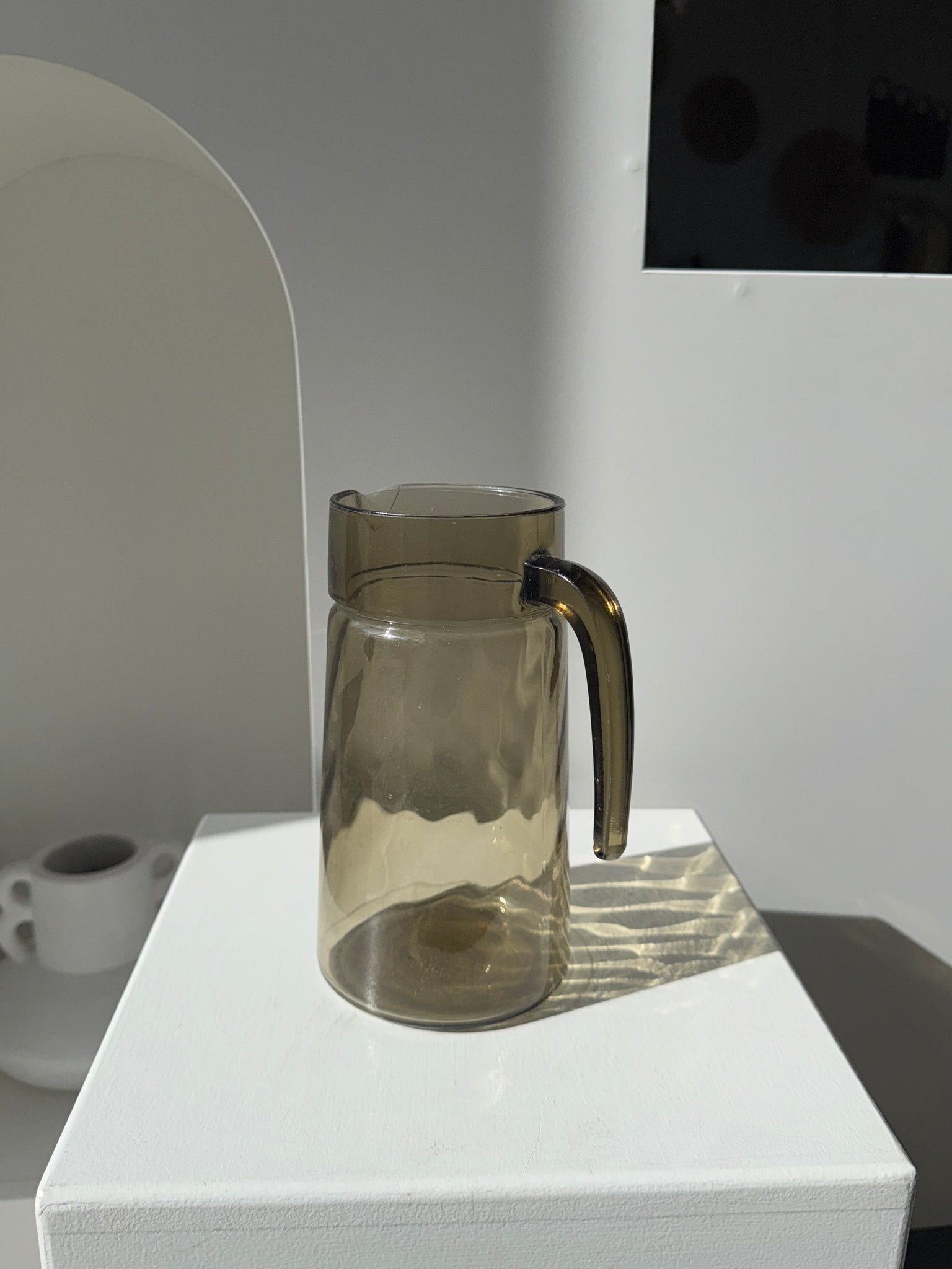 Carafe en verre fumée vintage striée