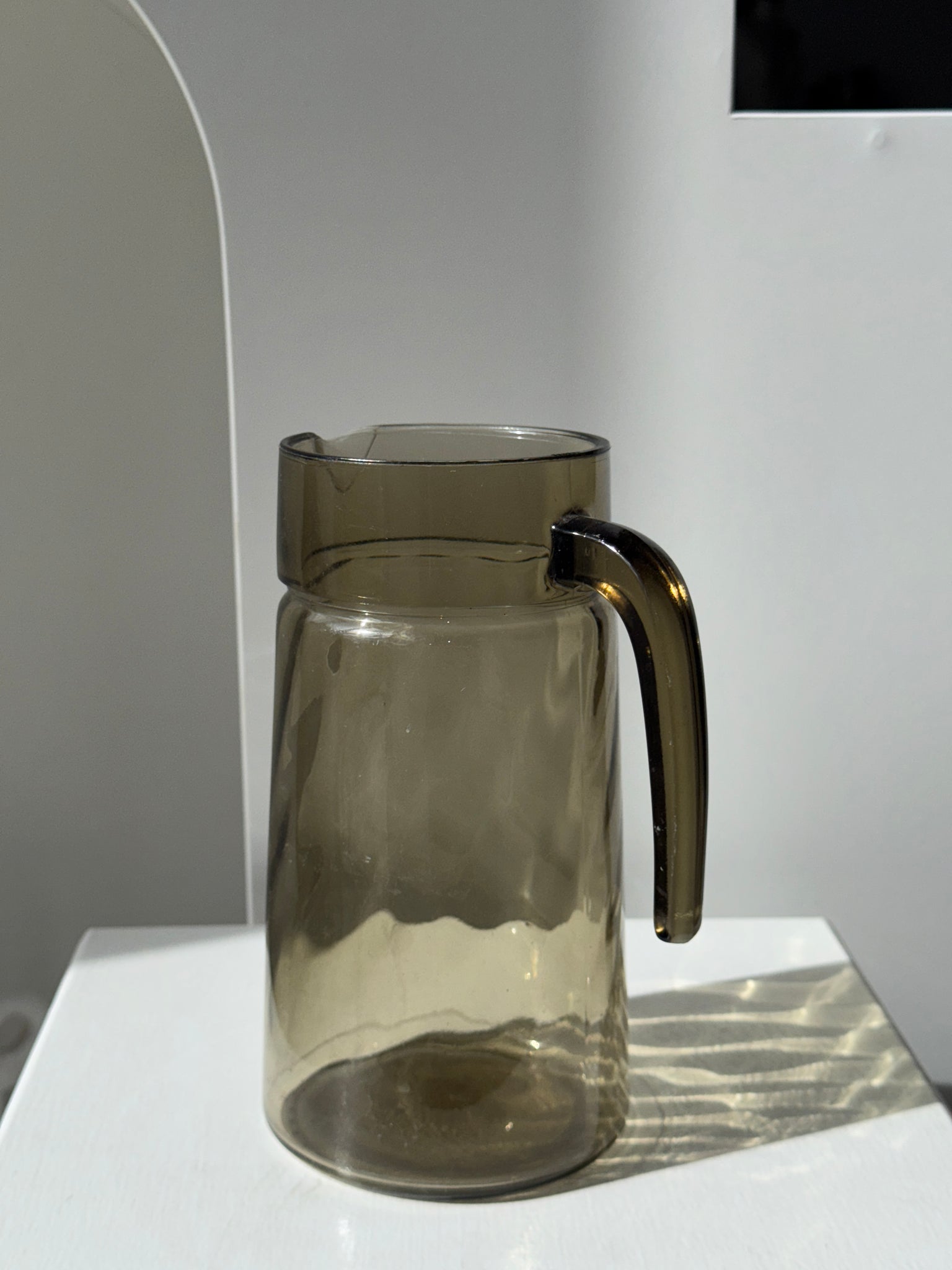 Carafe en verre fumée vintage striée