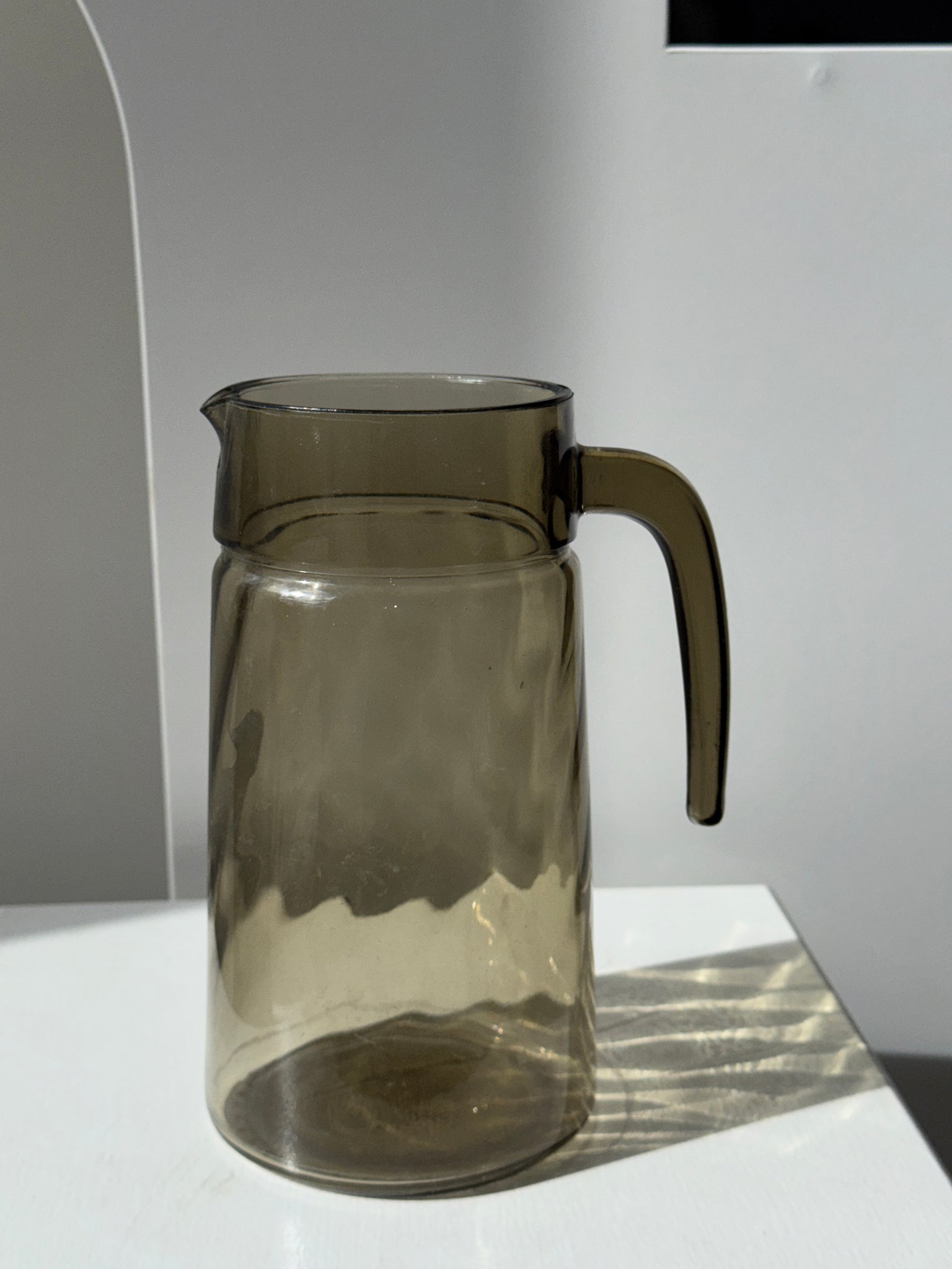 Carafe en verre fumée vintage striée