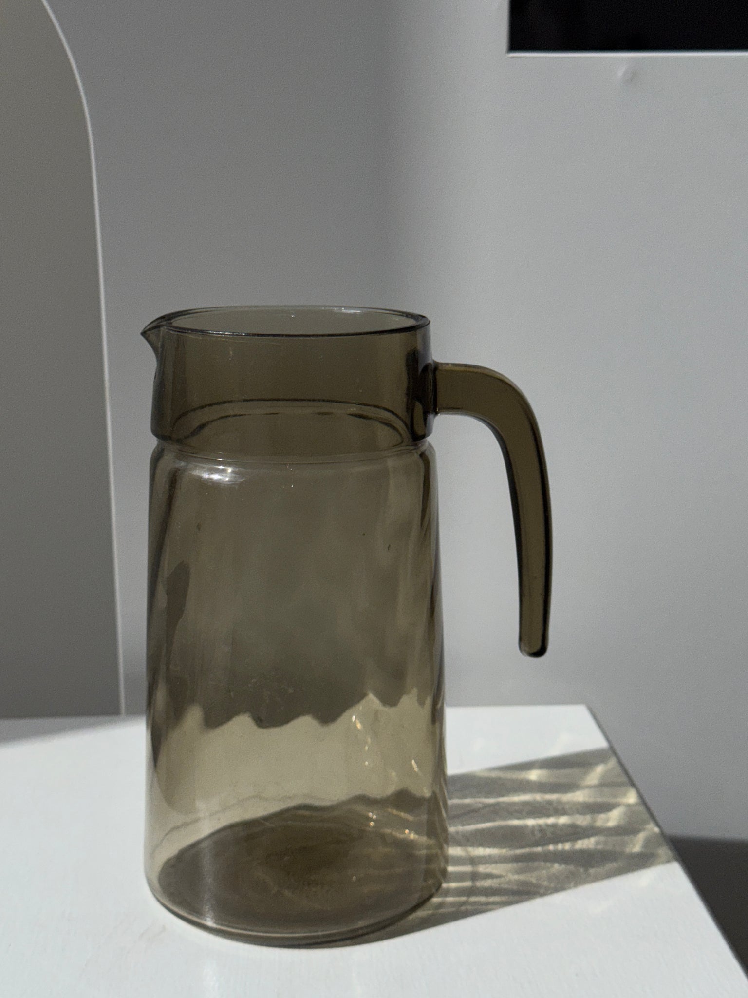 Carafe en verre fumée vintage striée