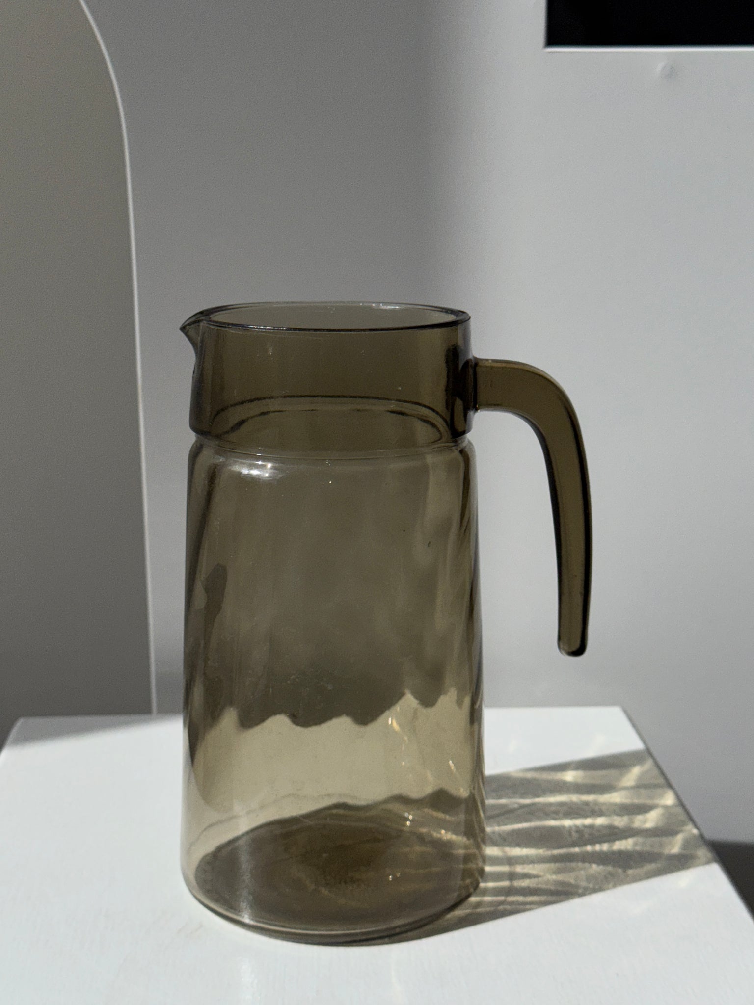 Carafe en verre fumée vintage striée