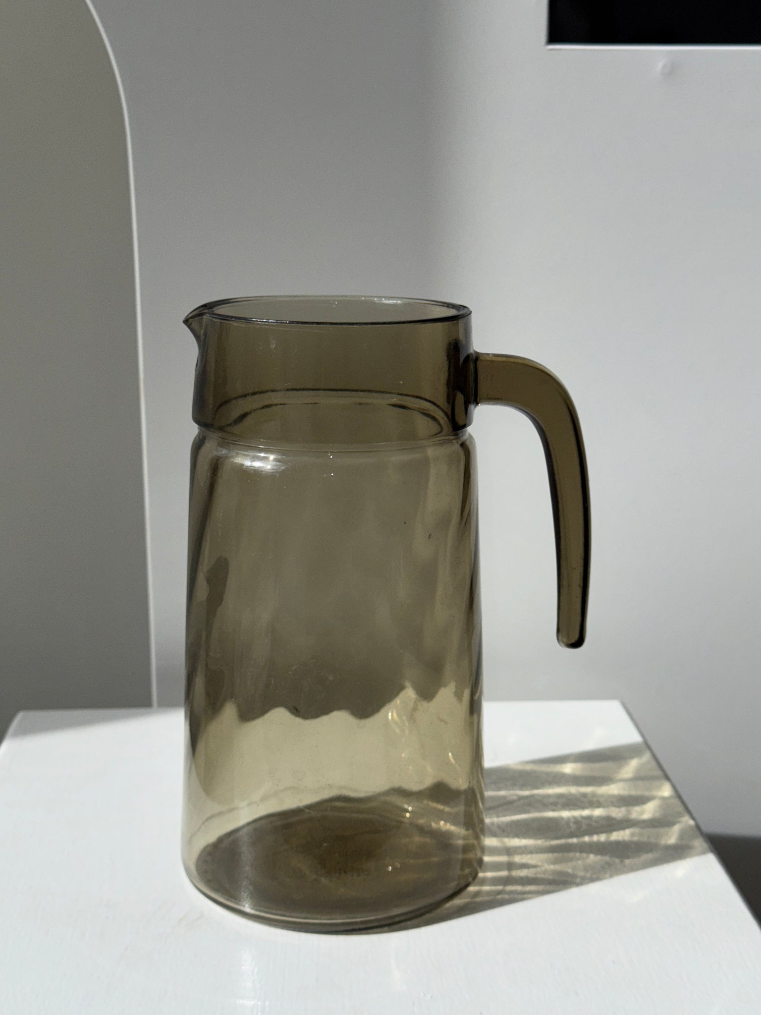 Carafe en verre fumée vintage striée