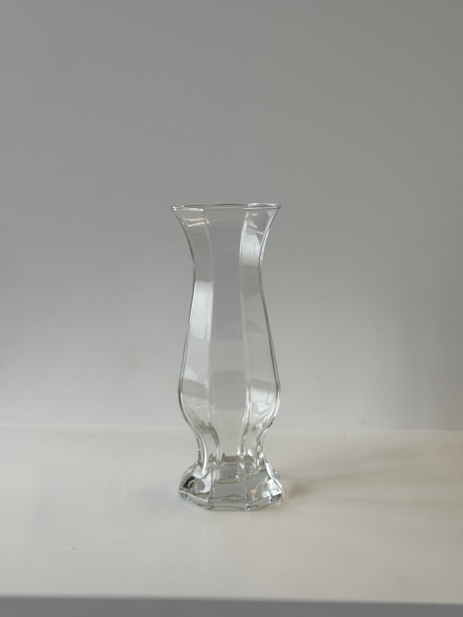 Vase en verre octogonal vintage moderniste