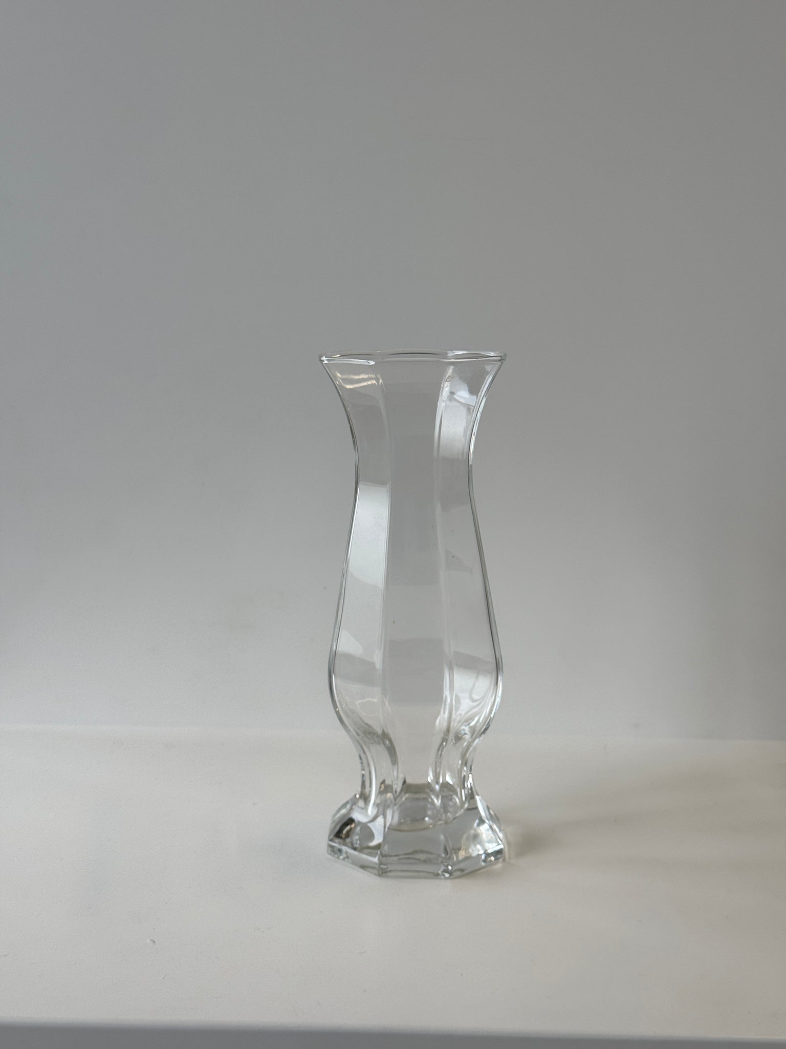 Vase en verre octogonal vintage moderniste