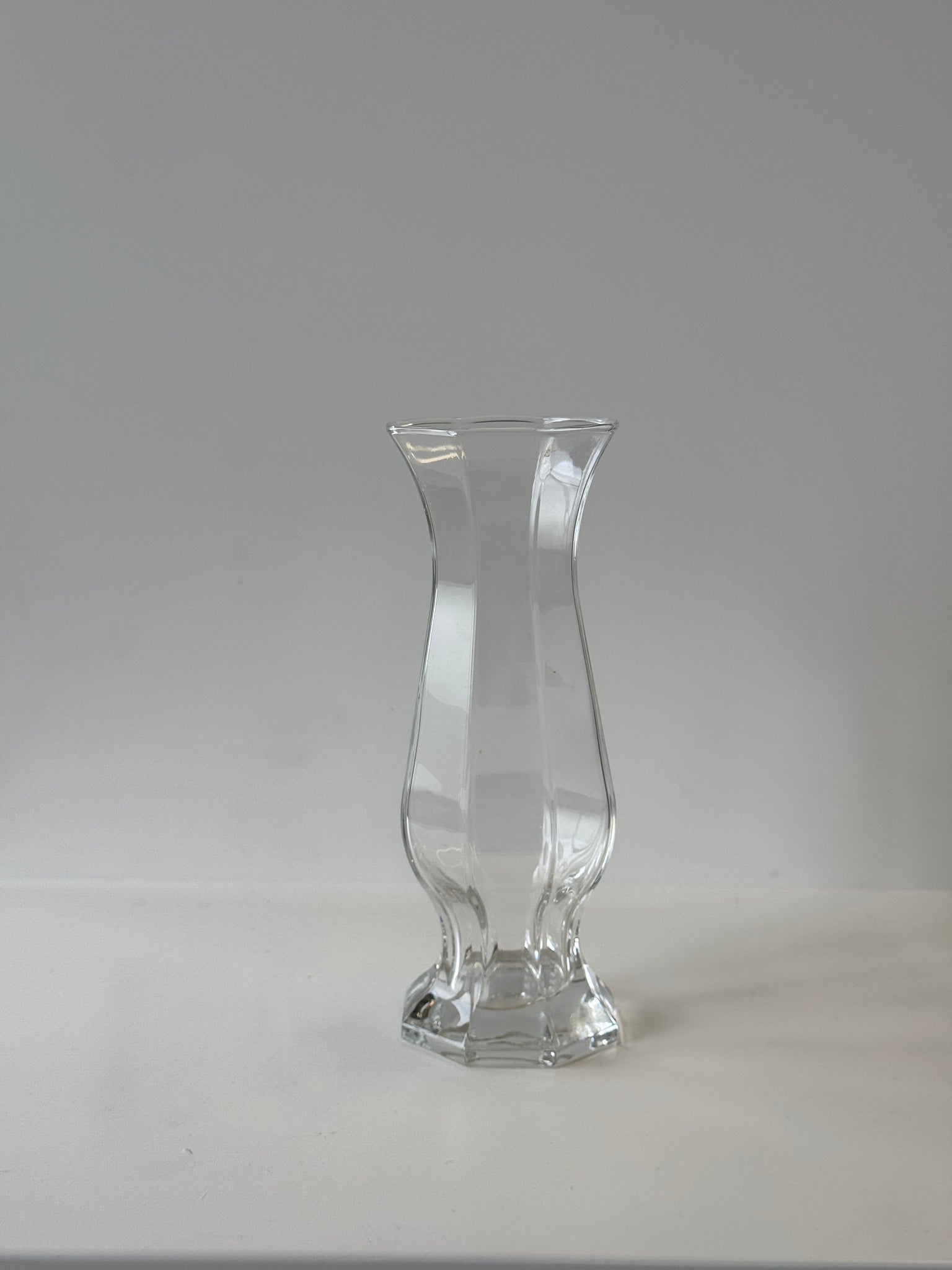 Vase en verre octogonal vintage moderniste