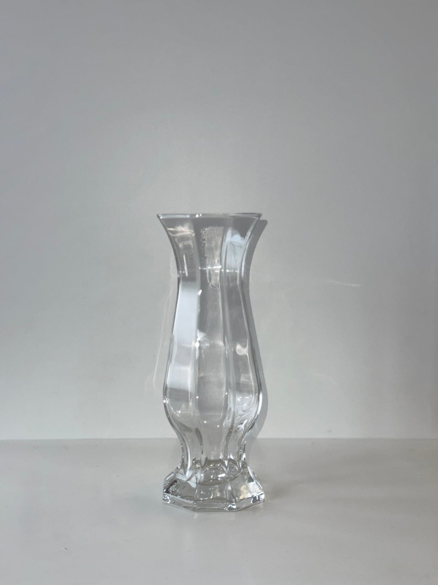 Vase en verre octogonal vintage moderniste