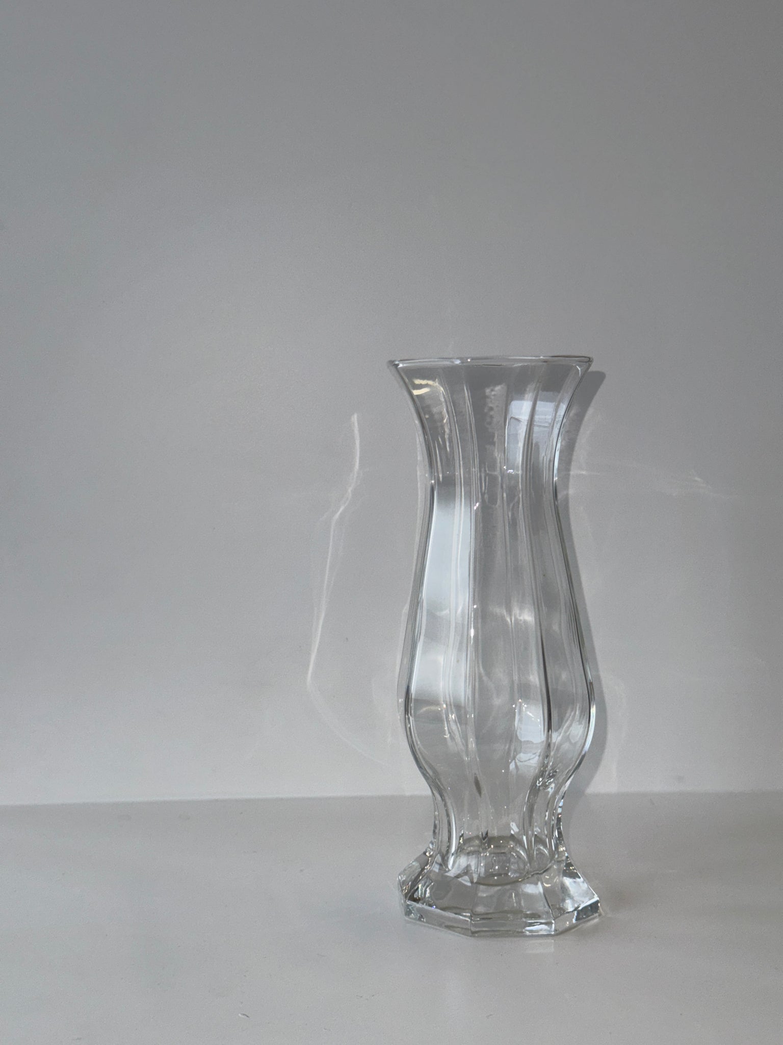 Vase en verre octogonal vintage moderniste