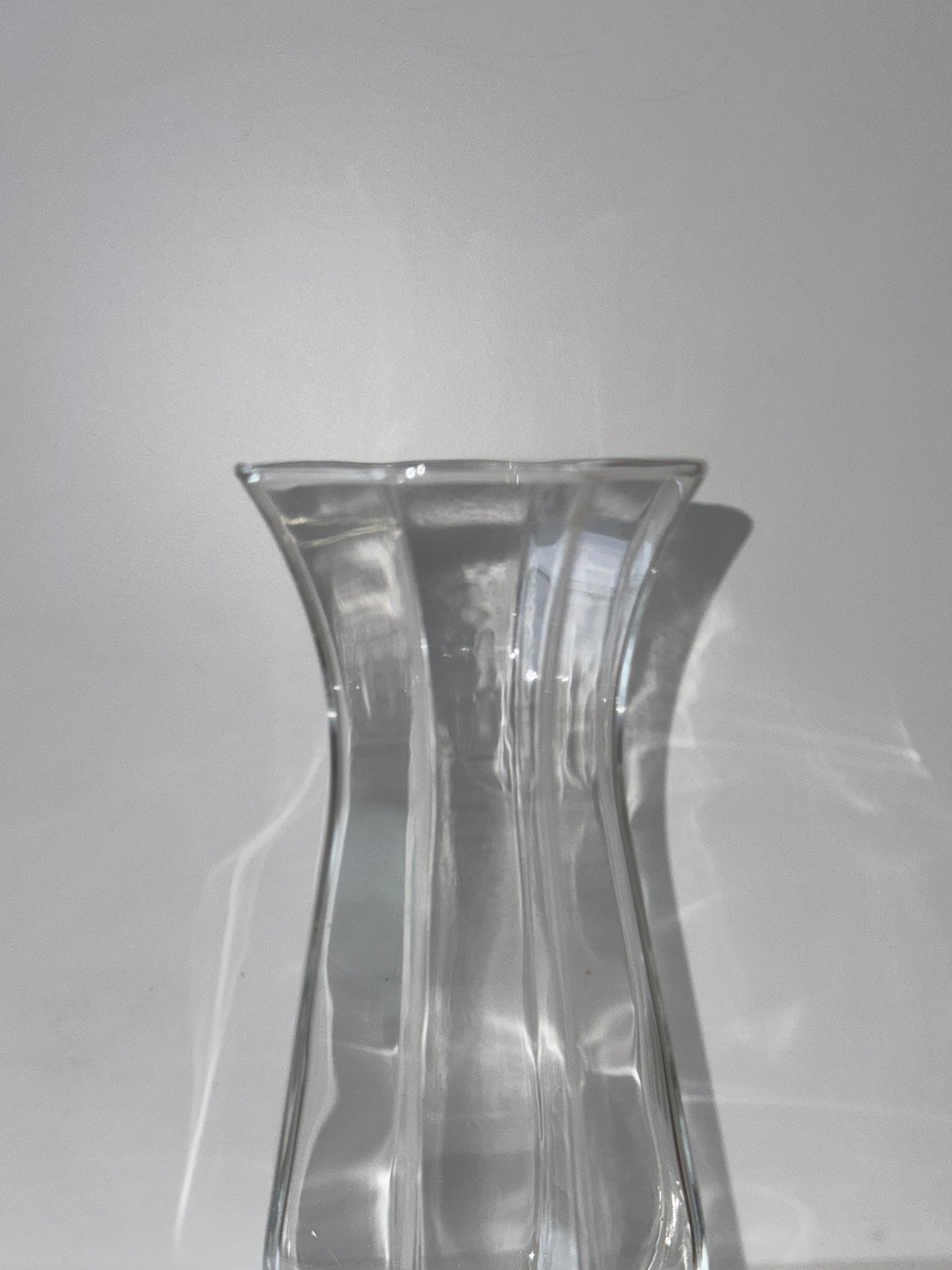 Vase en verre octogonal vintage moderniste