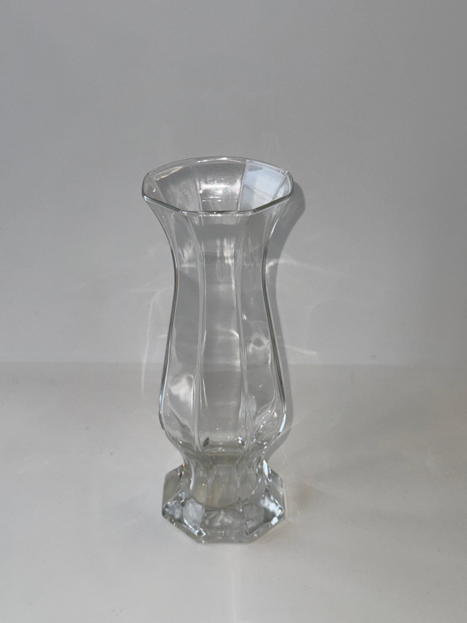 Vase en verre octogonal vintage moderniste