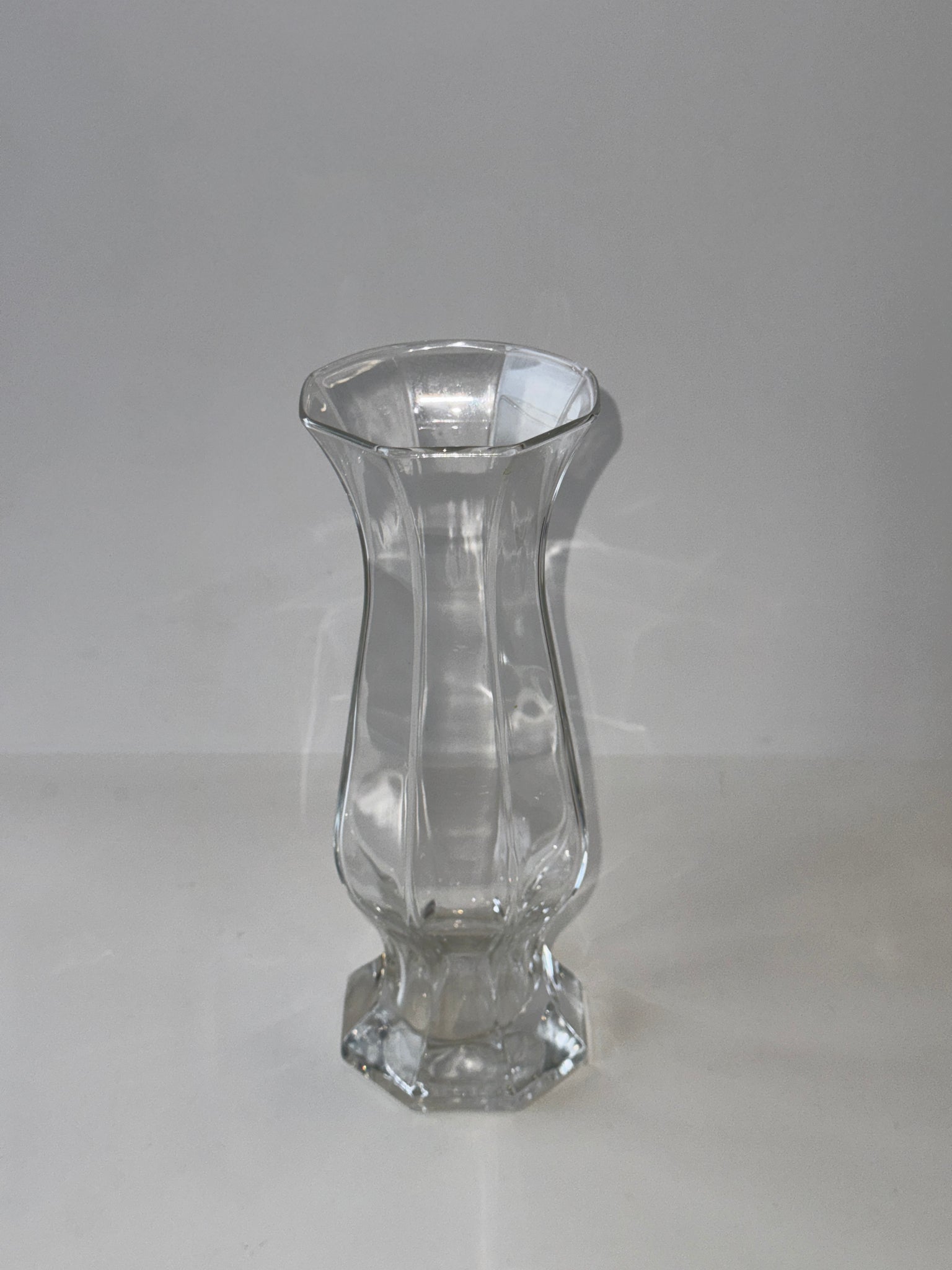 Vase en verre octogonal vintage moderniste