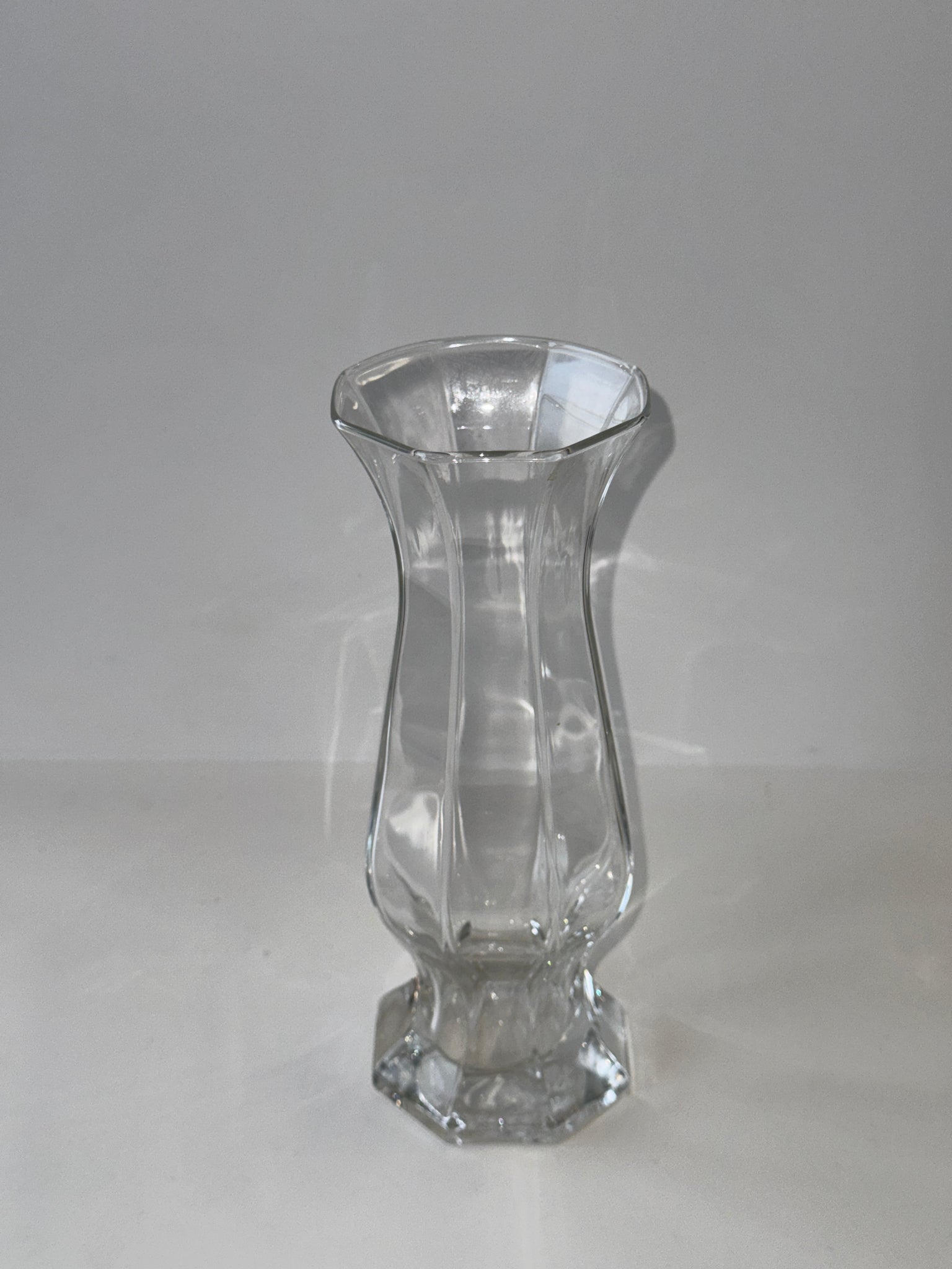 Vase en verre octogonal vintage moderniste