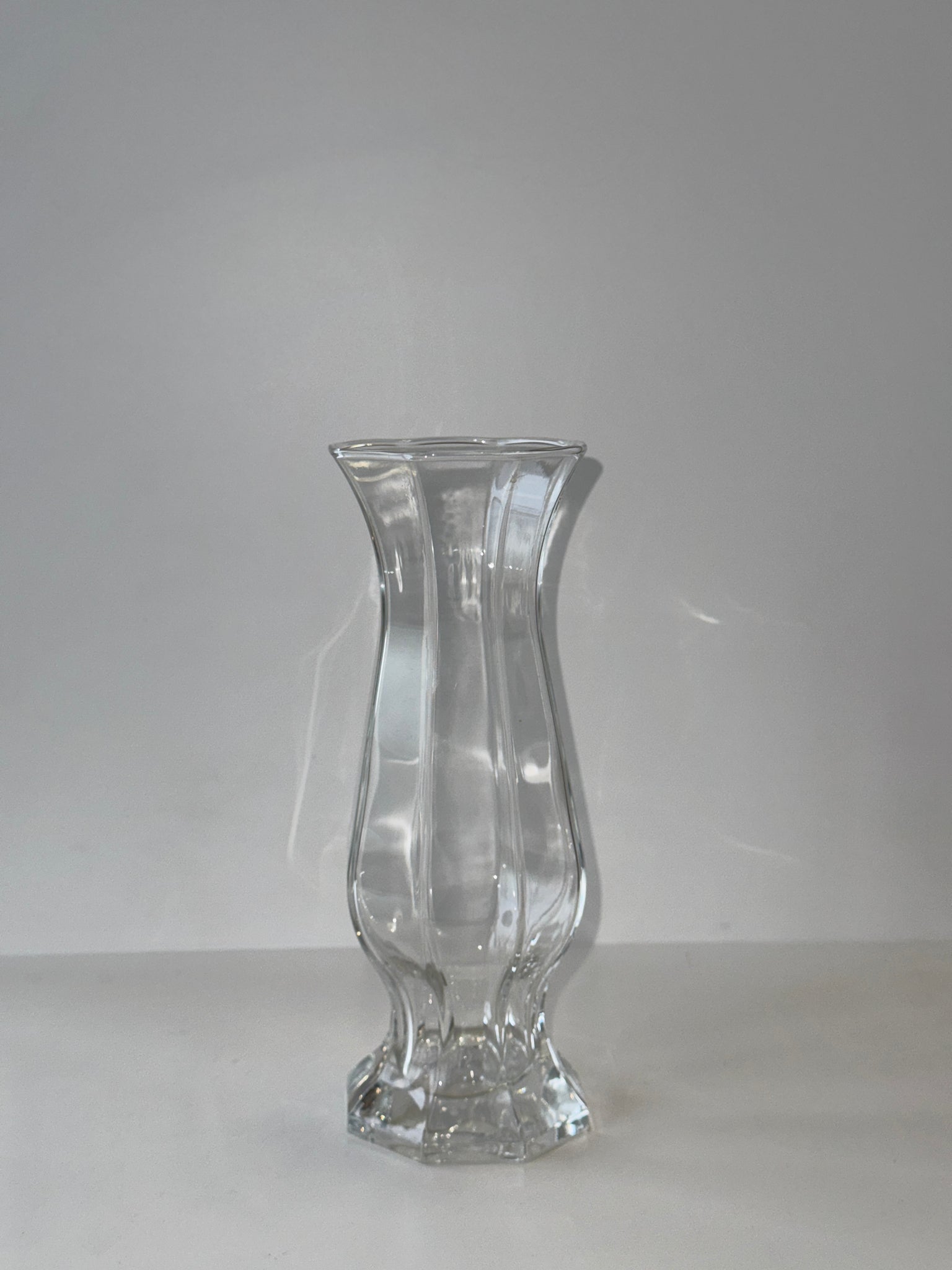 Vase en verre octogonal vintage moderniste