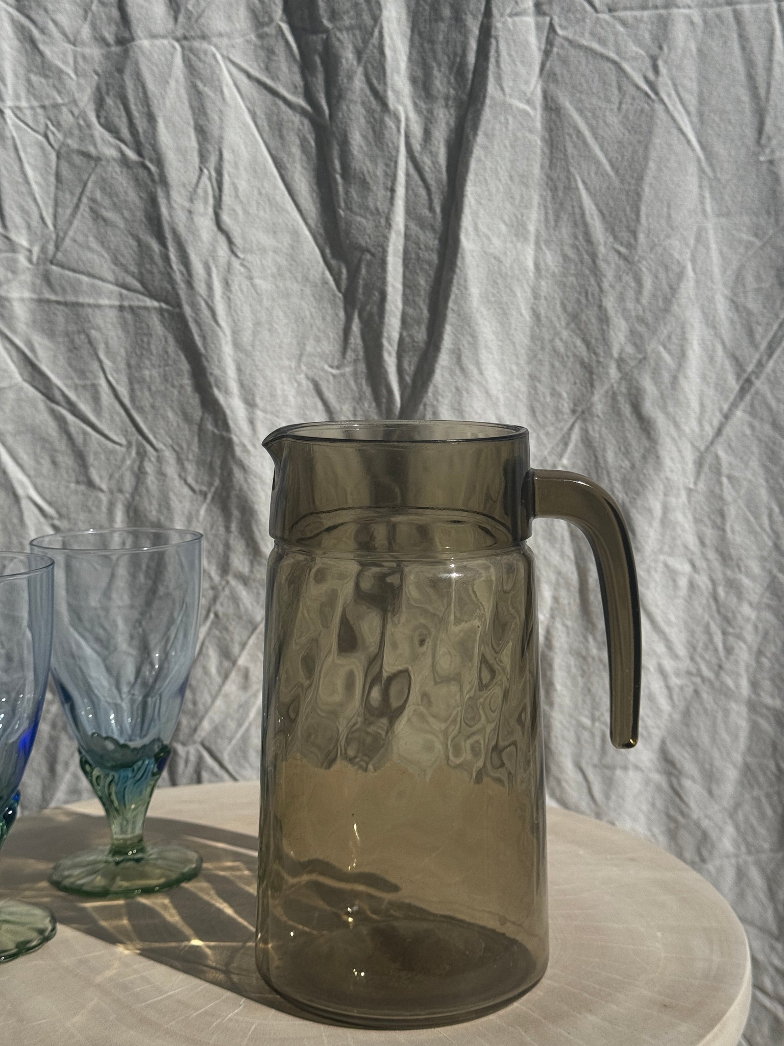 Carafe en verre fumée vintage striée