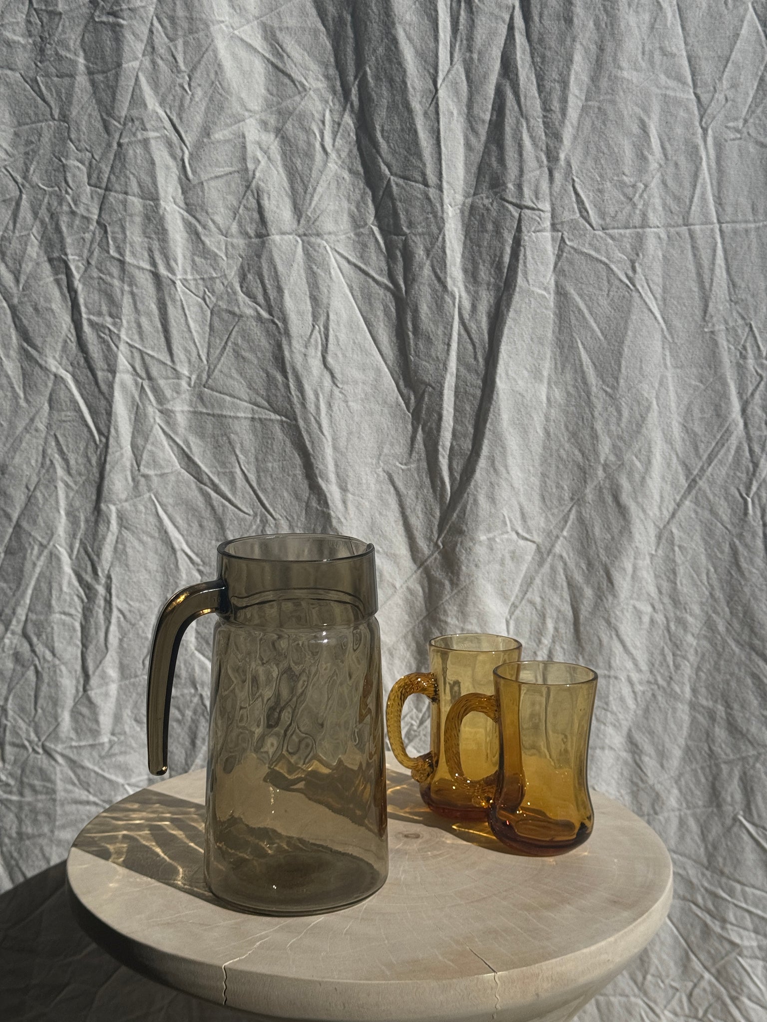 Carafe en verre fumée vintage striée