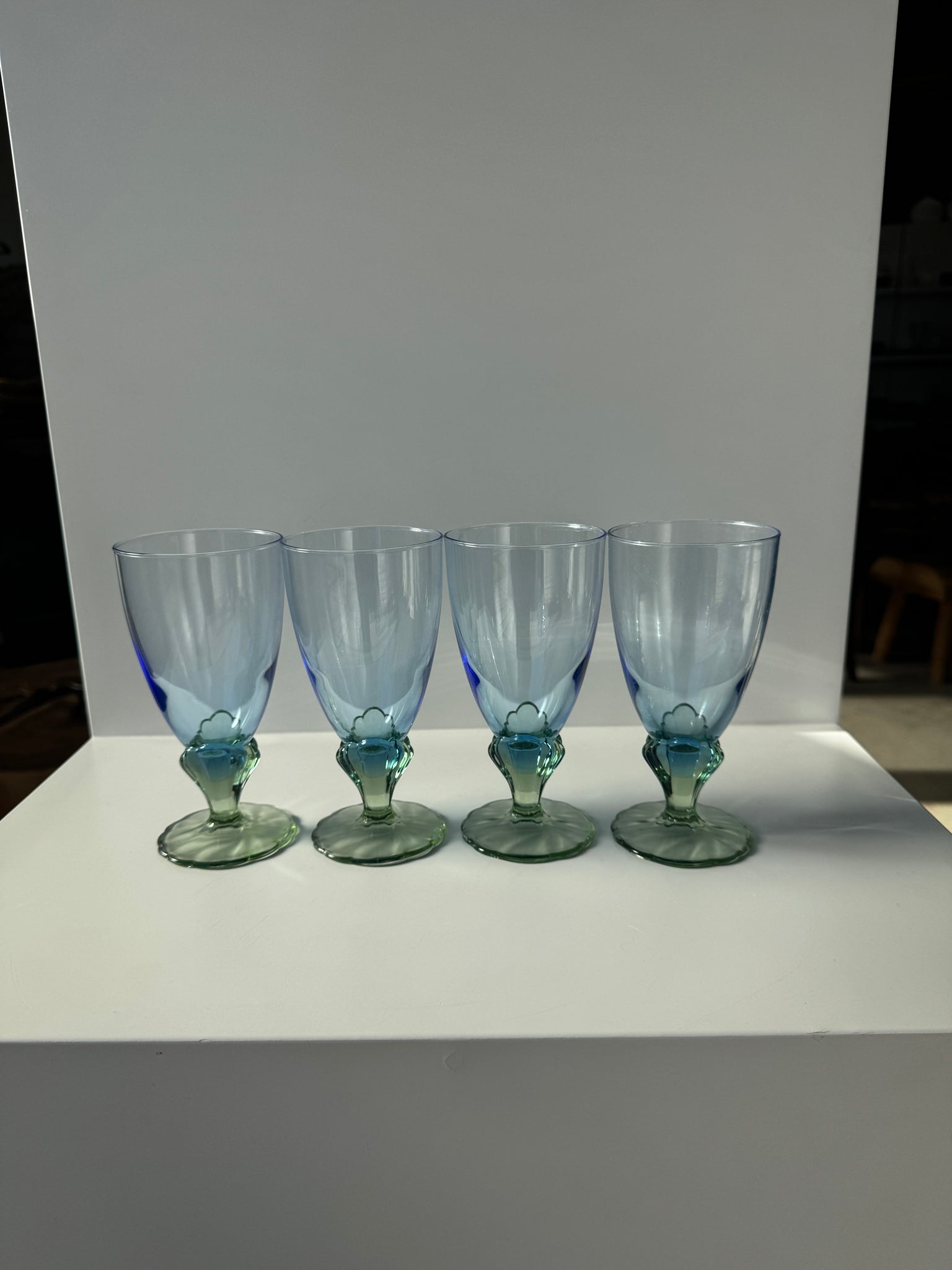 4 verres à pied bleu et vert