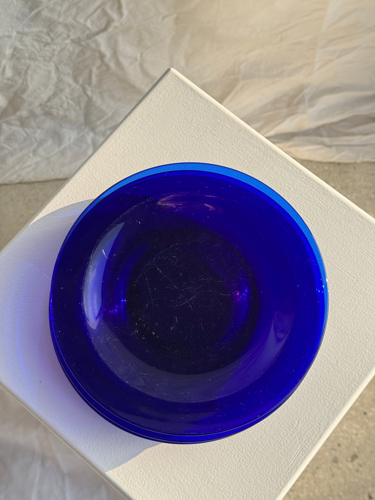 5 assiettes en verre bleues