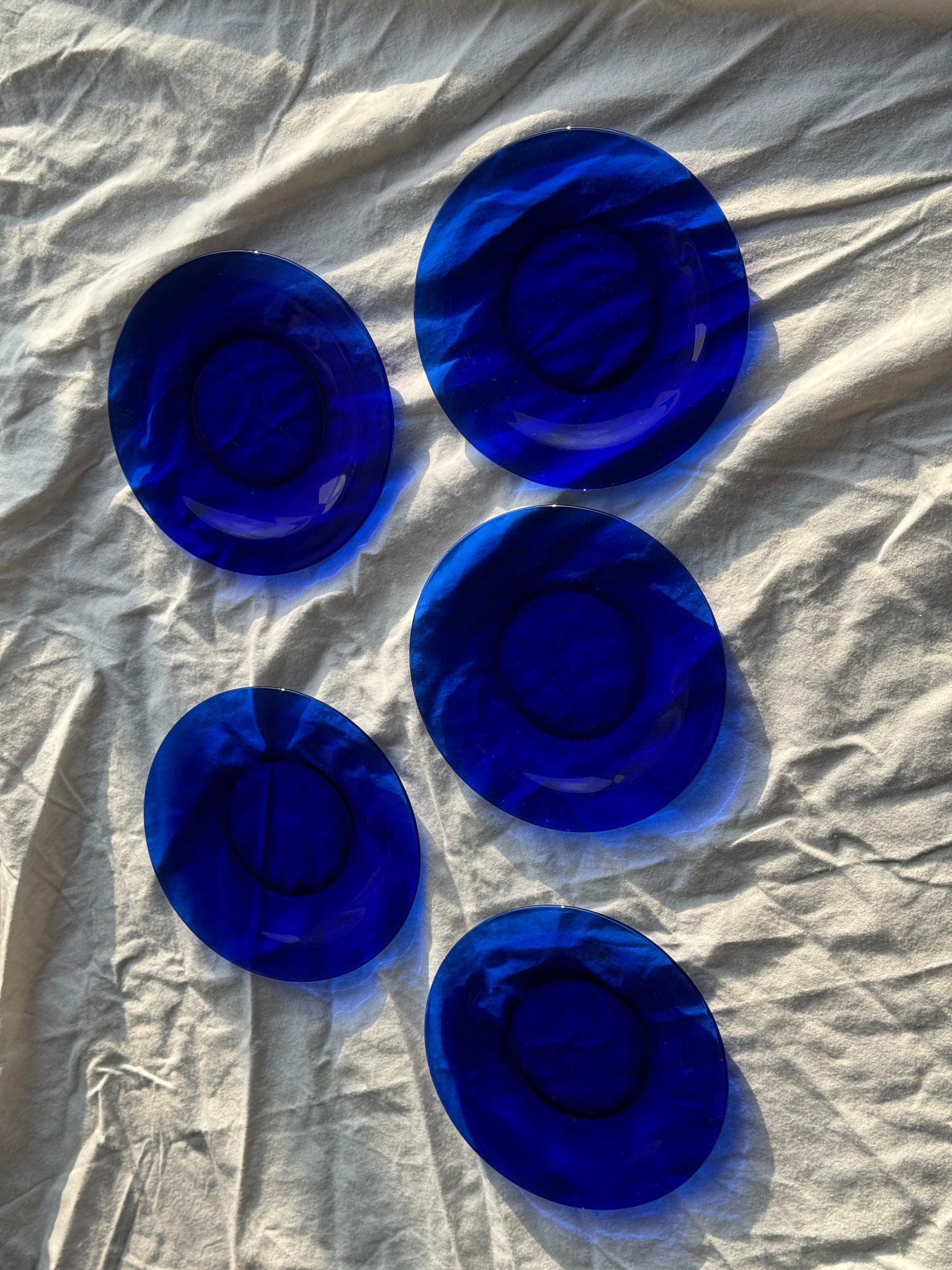 5 assiettes en verre bleues