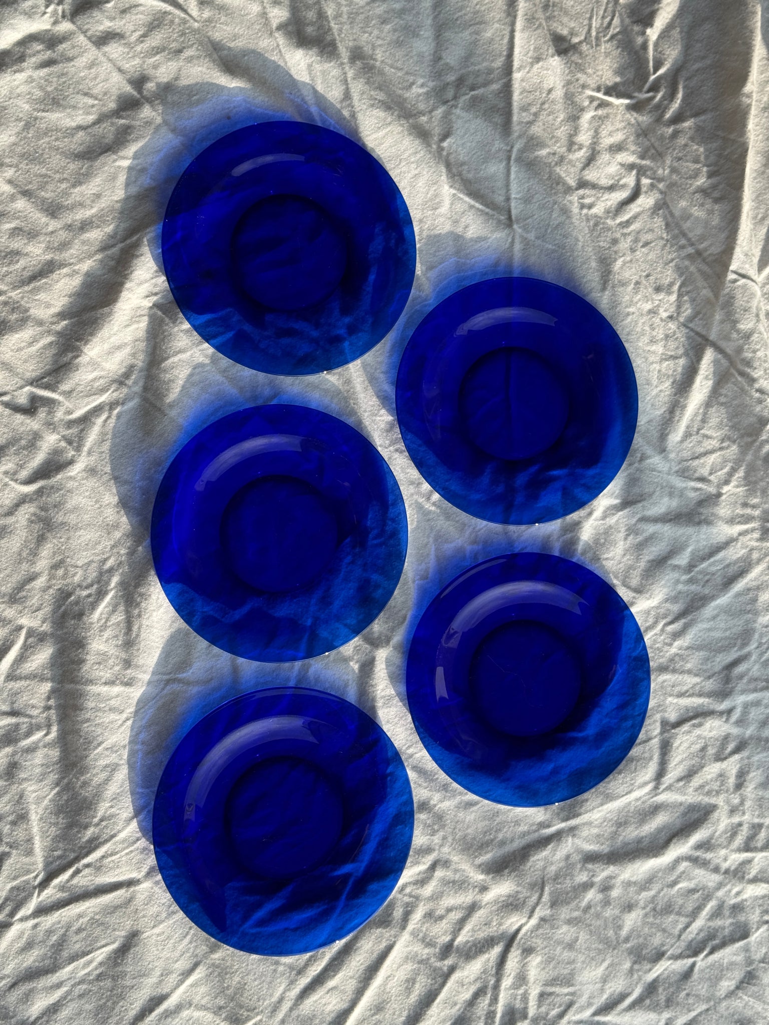 5 assiettes en verre bleues