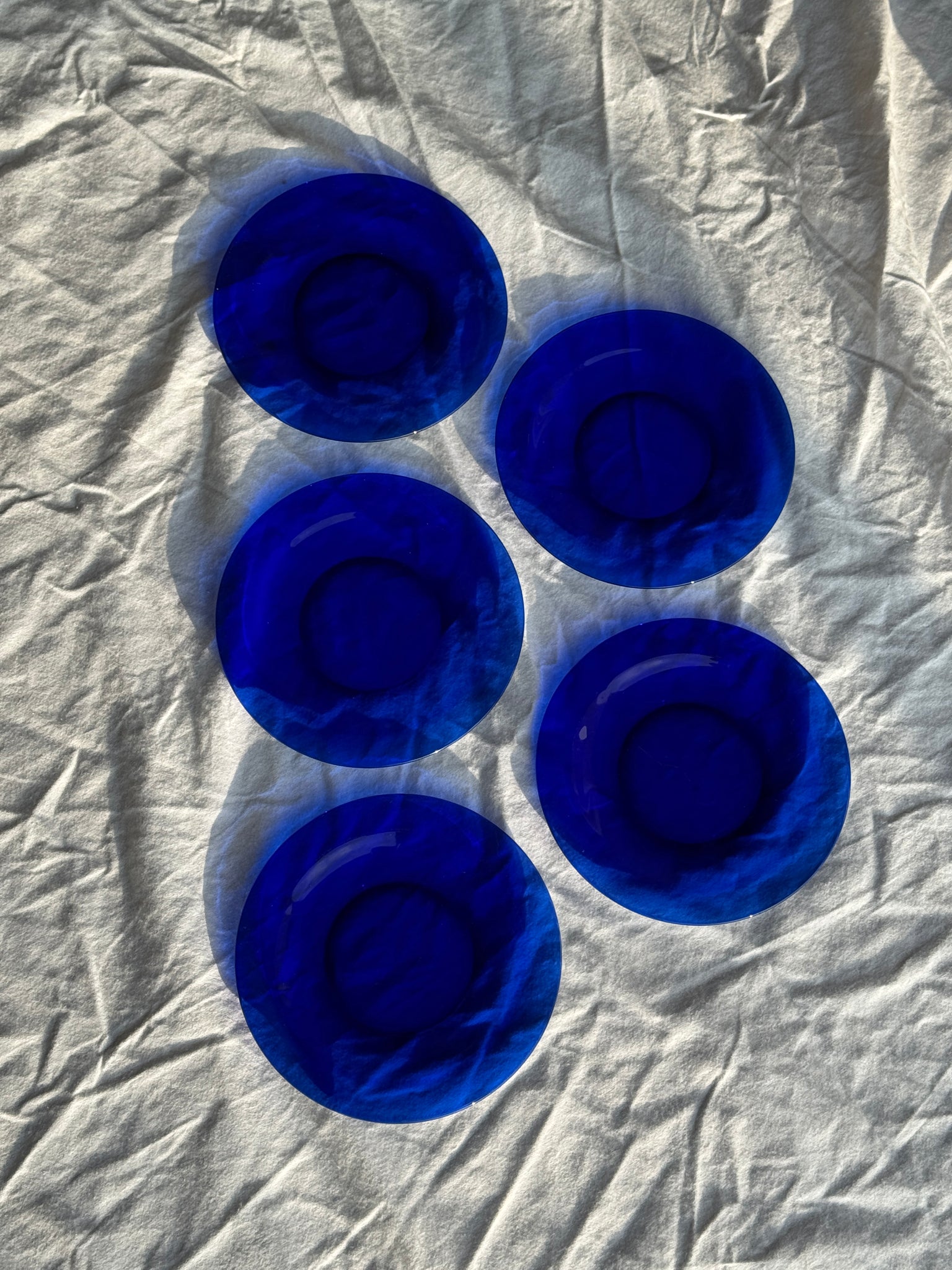 5 assiettes en verre bleues