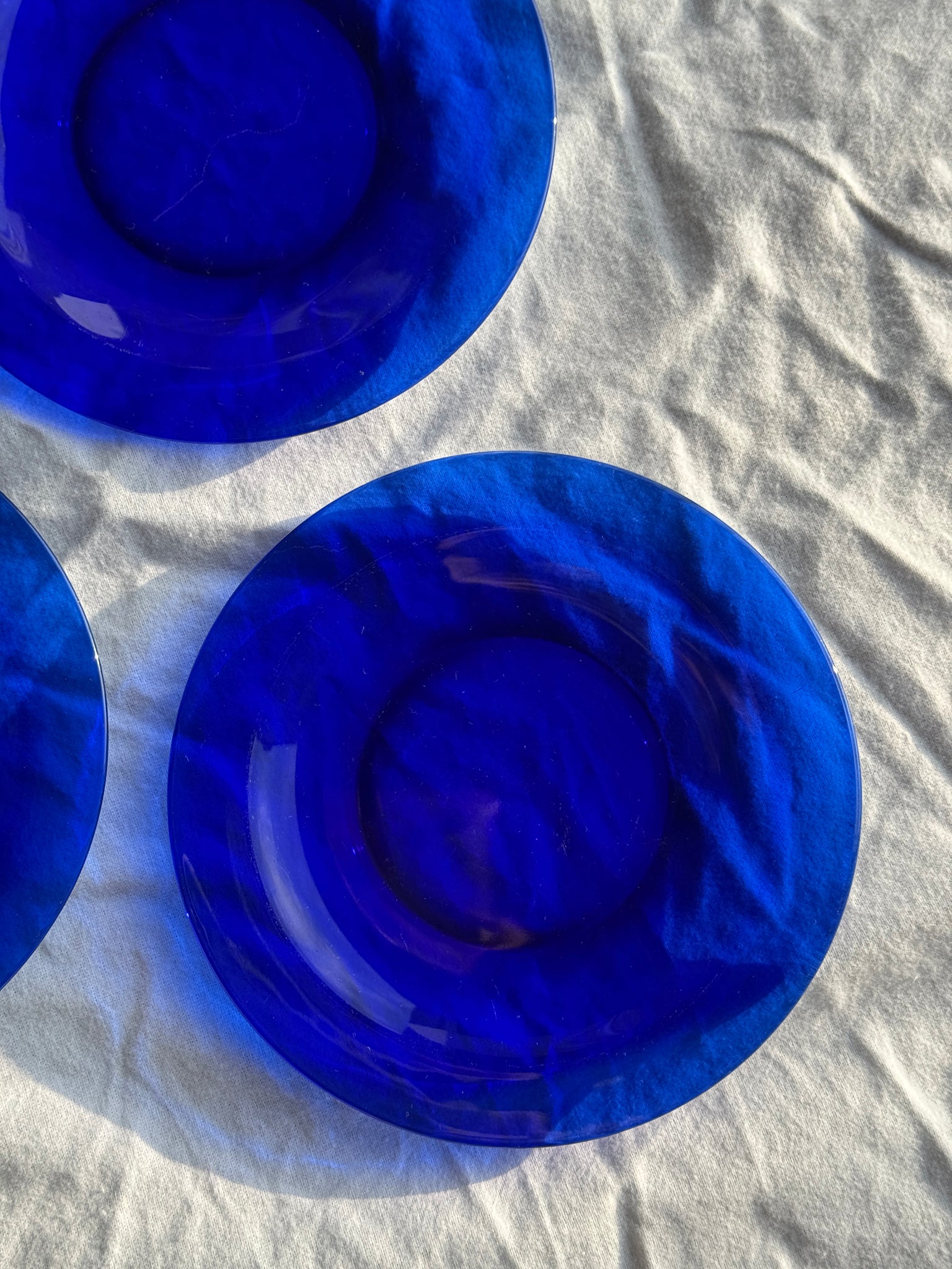 5 assiettes en verre bleues