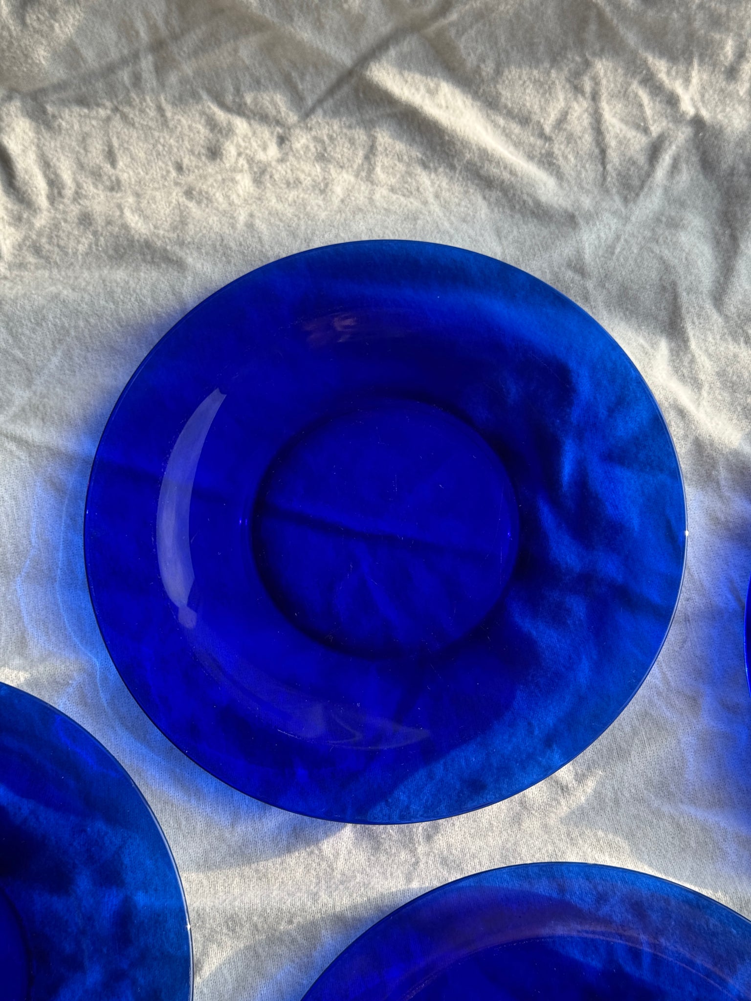 5 assiettes en verre bleues