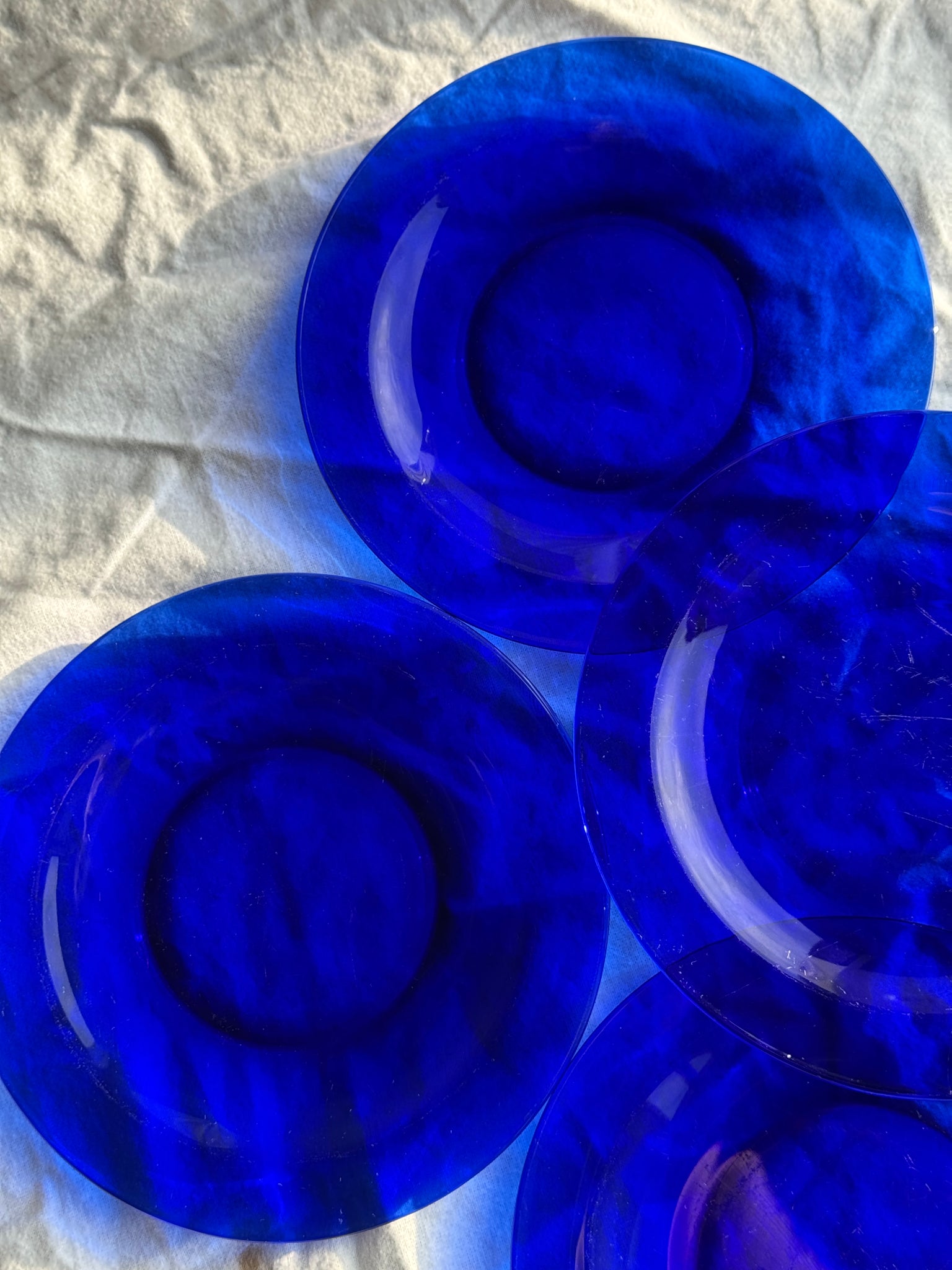 5 assiettes en verre bleues