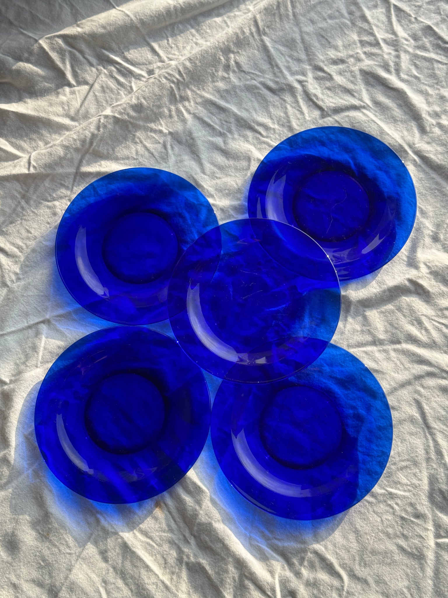 5 assiettes en verre bleues