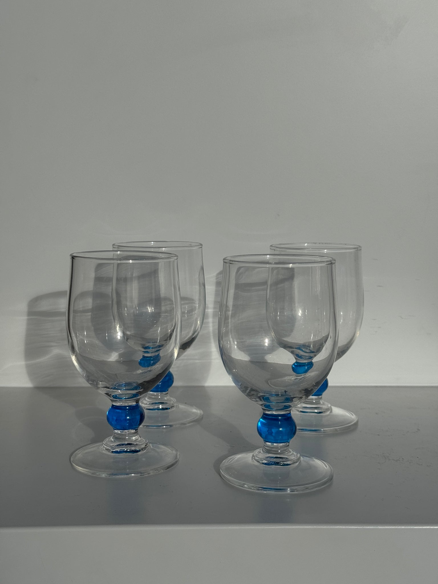 Lot de 4 verres à eau à pied boule bleue