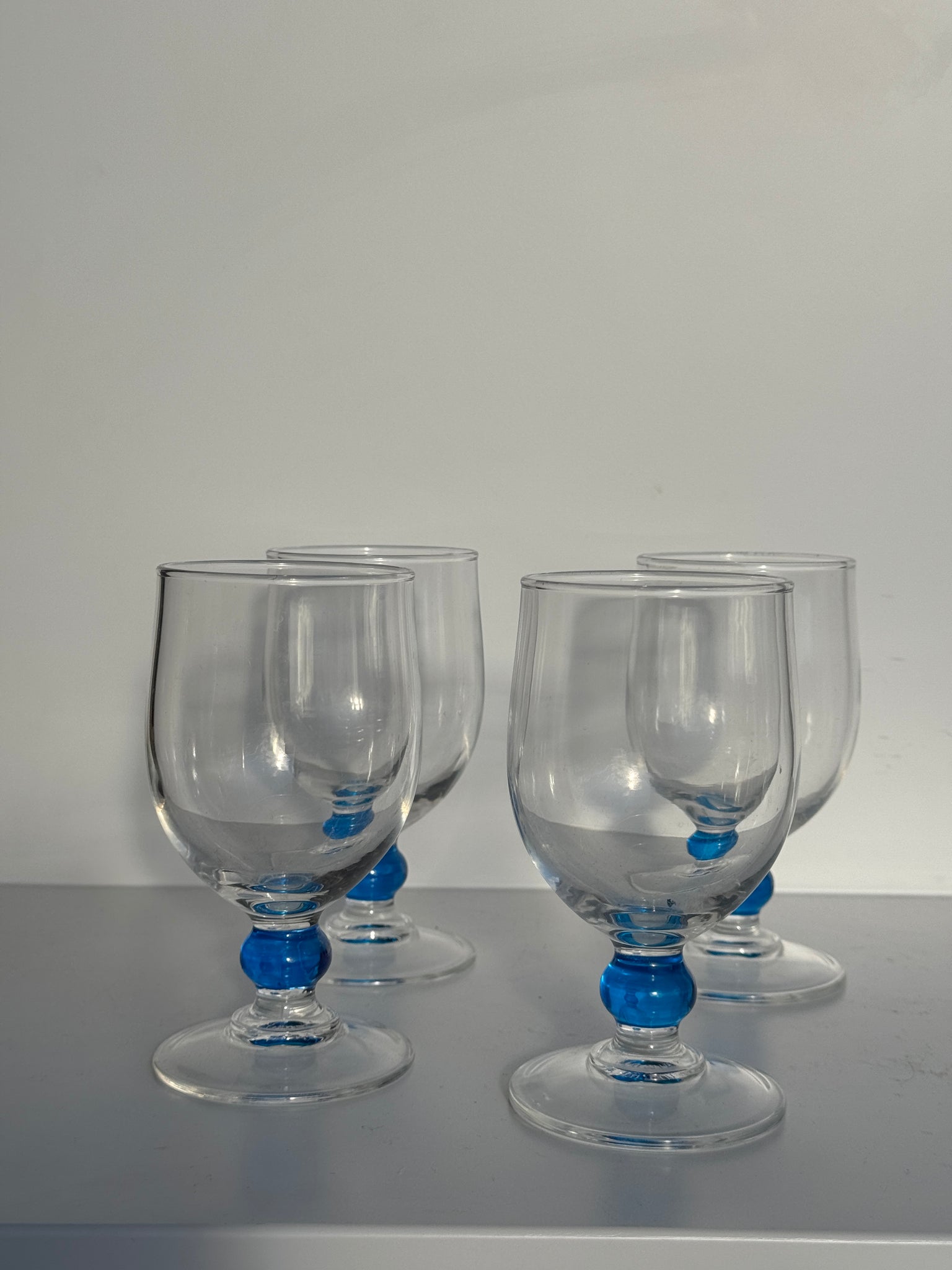 Lot de 4 verres à eau à pied boule bleue