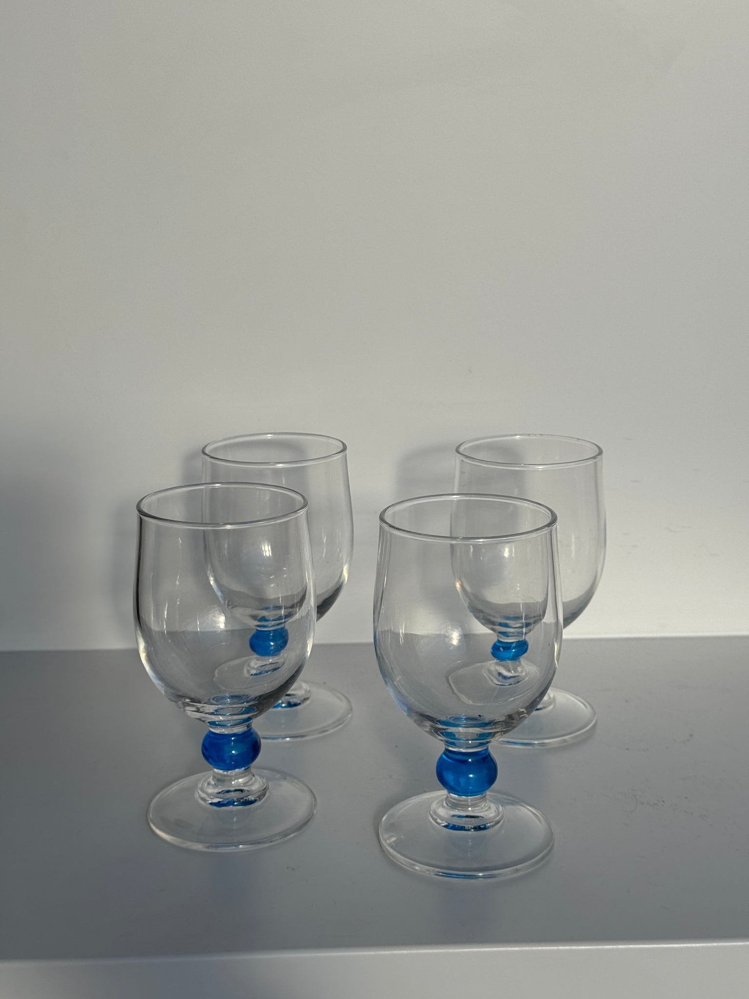 Lot de 4 verres à eau à pied boule bleue