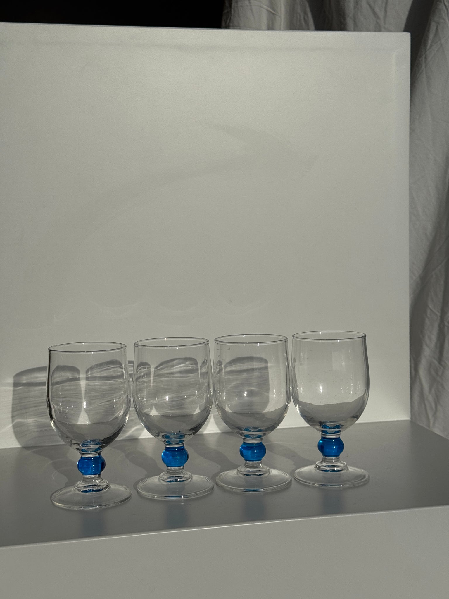 Lot de 4 verres à eau à pied boule bleue