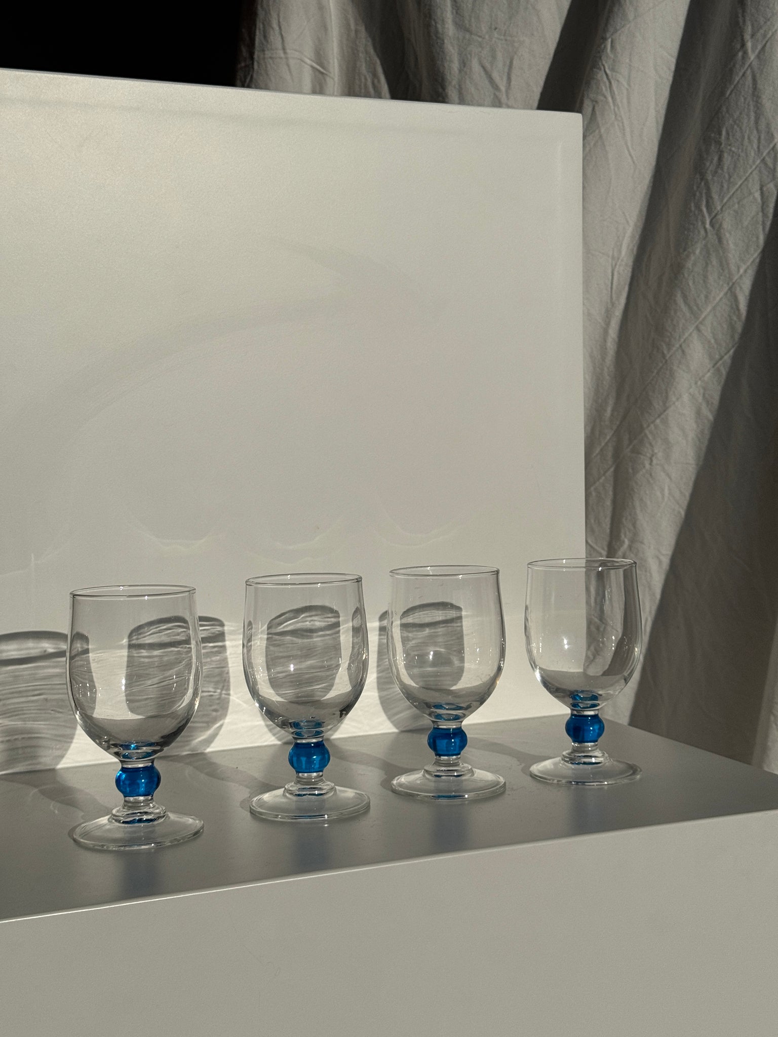 Lot de 4 verres à eau à pied boule bleue