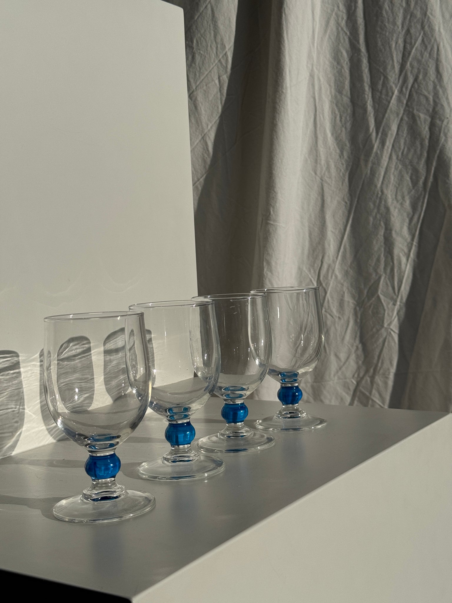 Lot de 4 verres à eau à pied boule bleue