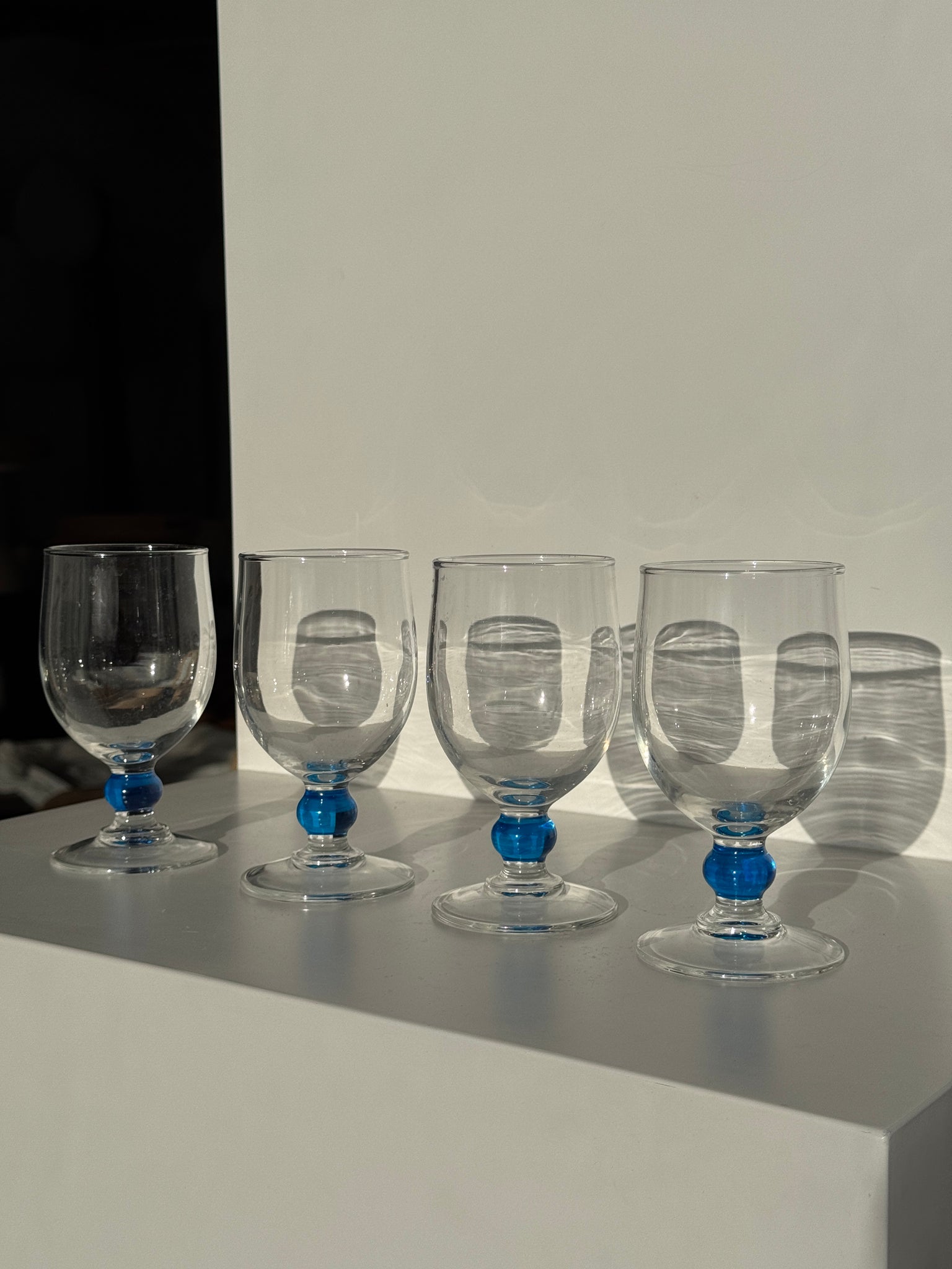 Lot de 4 verres à eau à pied boule bleue