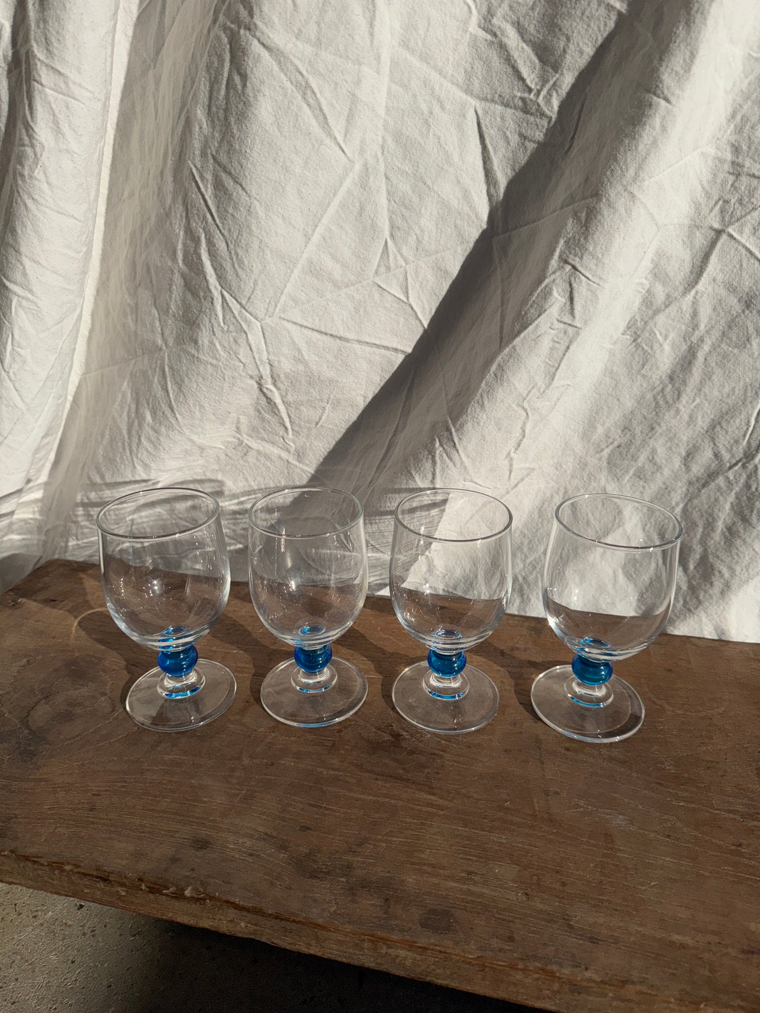 Lot de 4 verres à eau à pied boule bleue