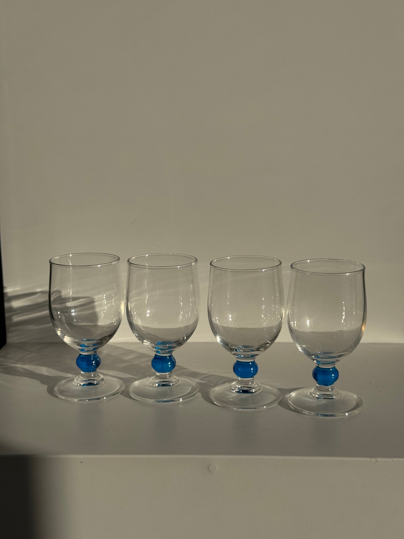 Lot de 4 verres à eau à pied boule bleue