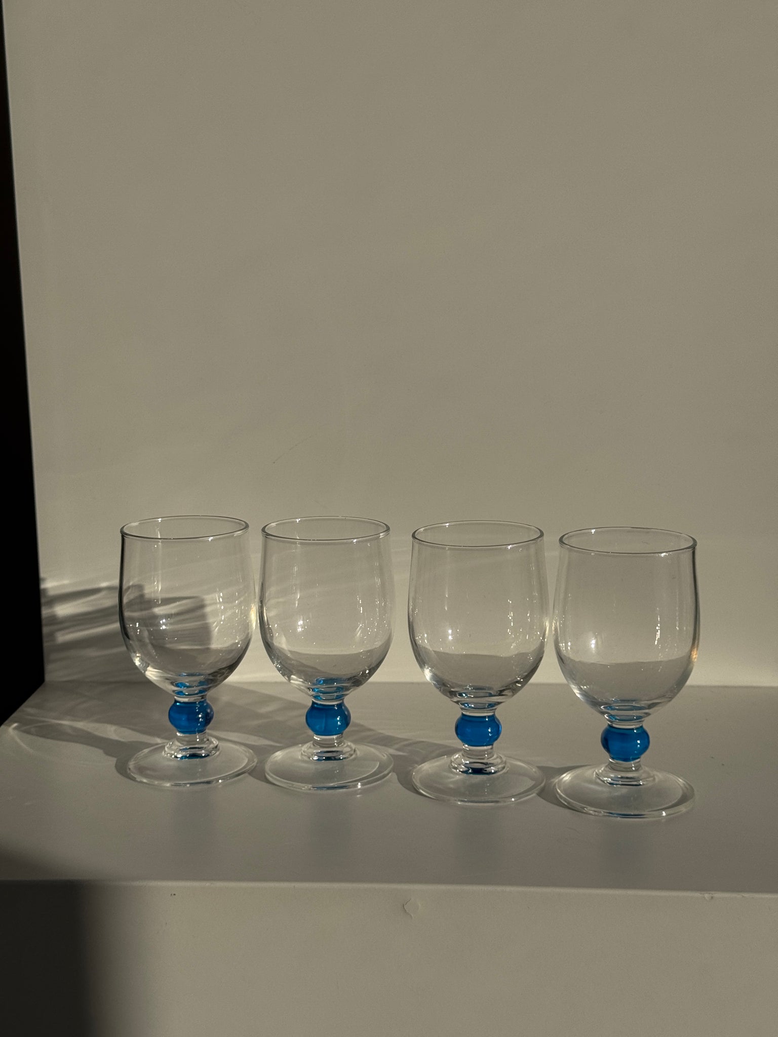 Lot de 4 verres à eau à pied boule bleue