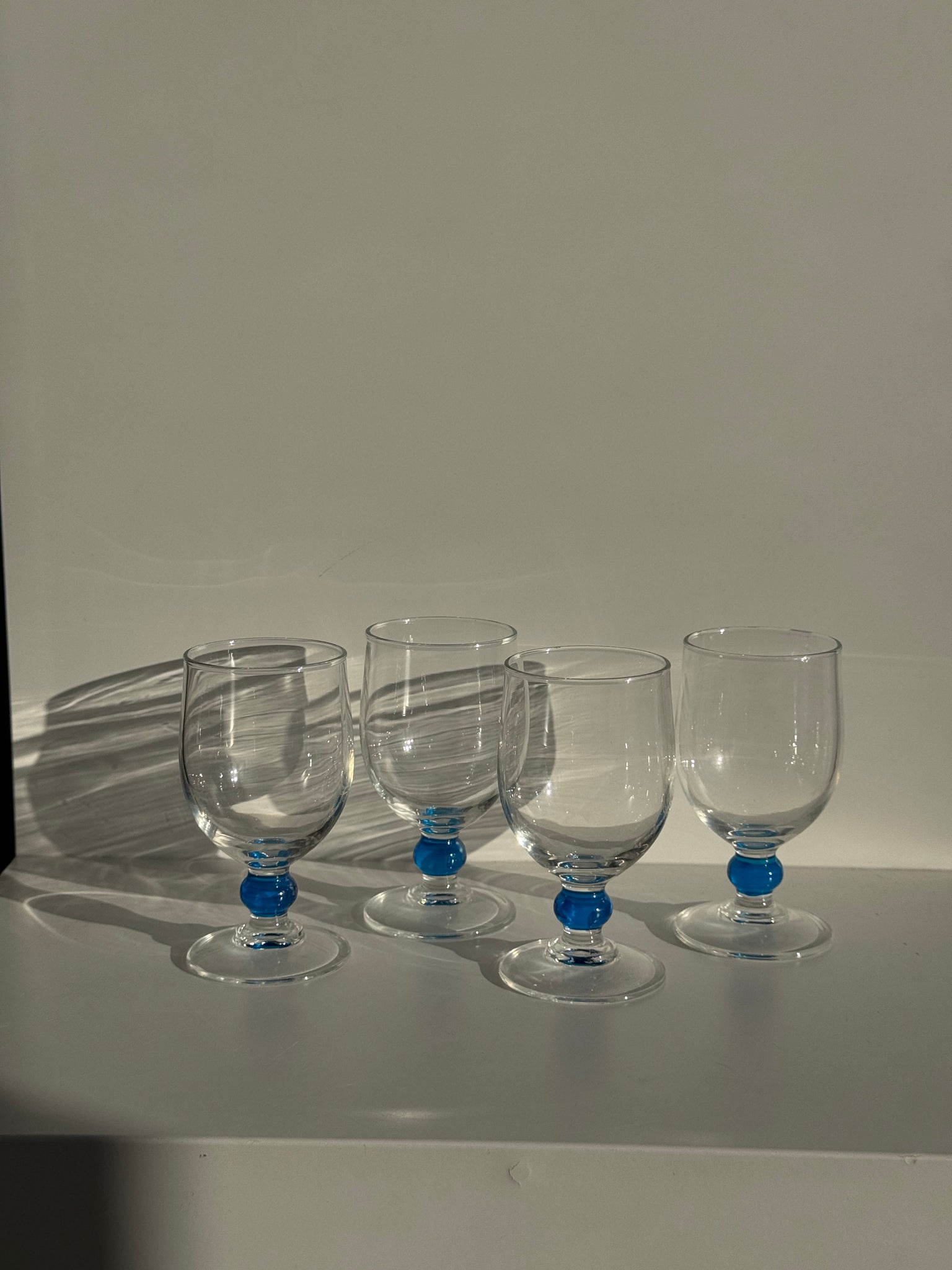 Lot de 4 verres à eau à pied boule bleue