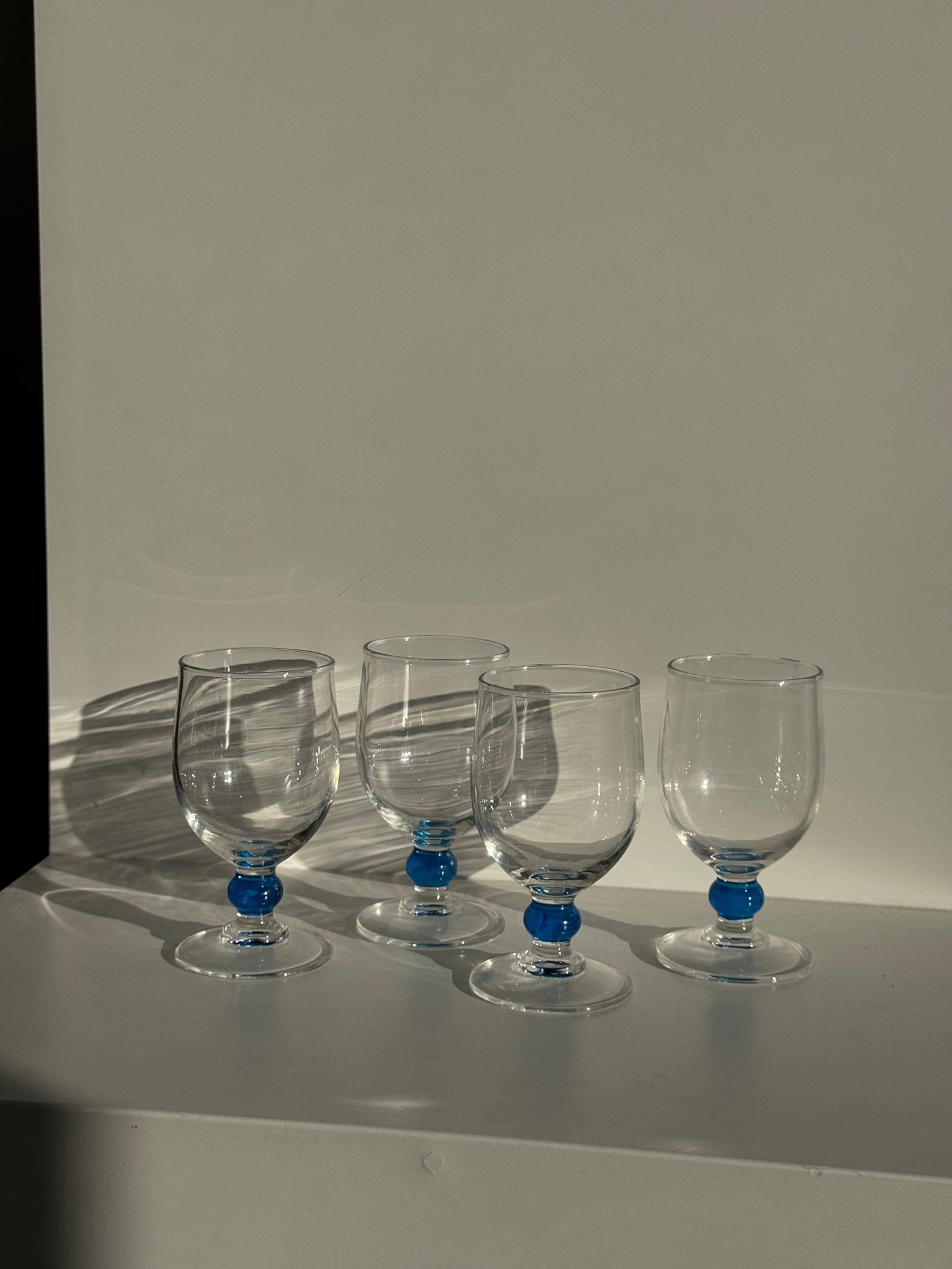 Lot de 4 verres à eau à pied boule bleue