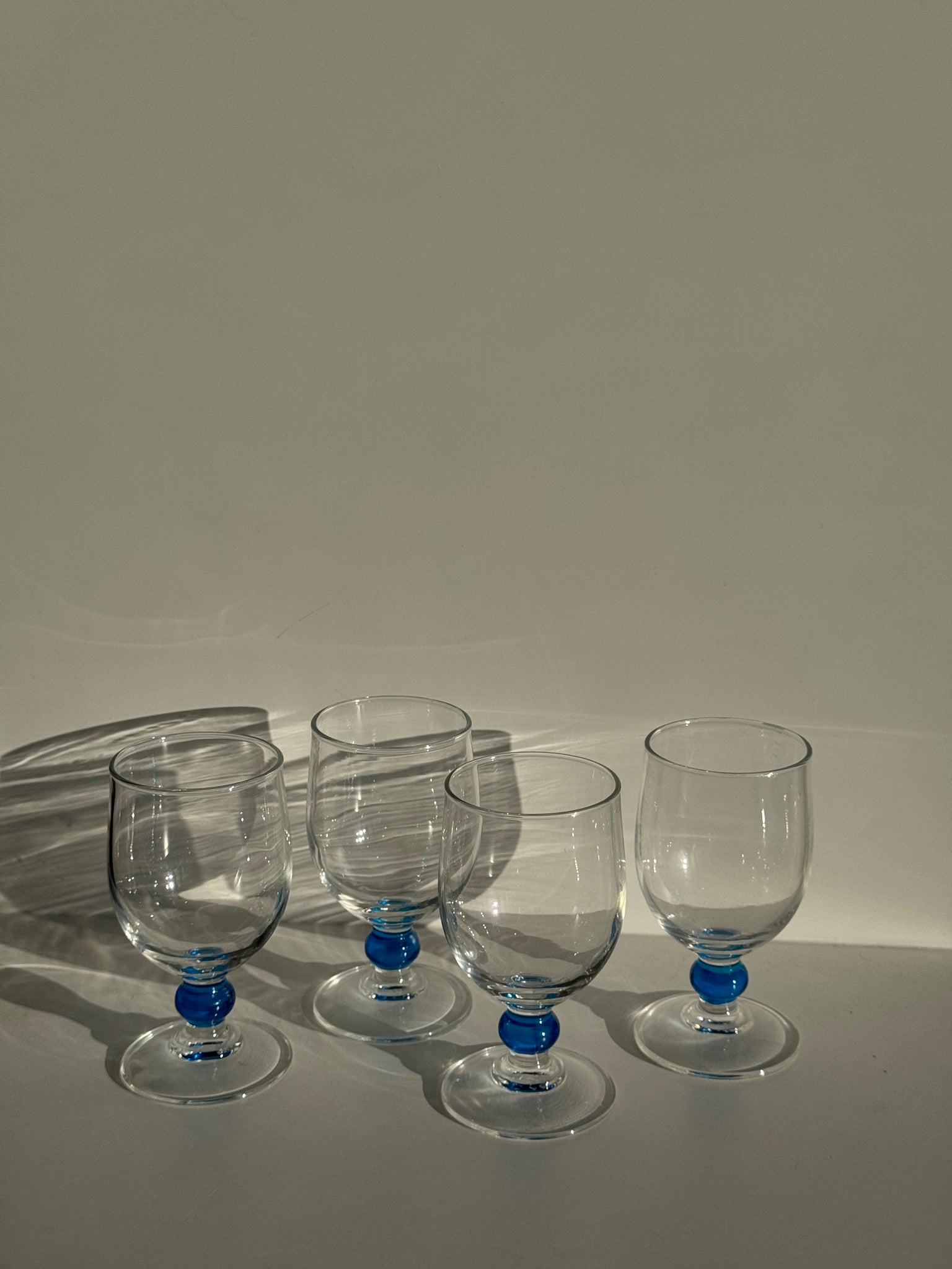 Lot de 4 verres à eau à pied boule bleue