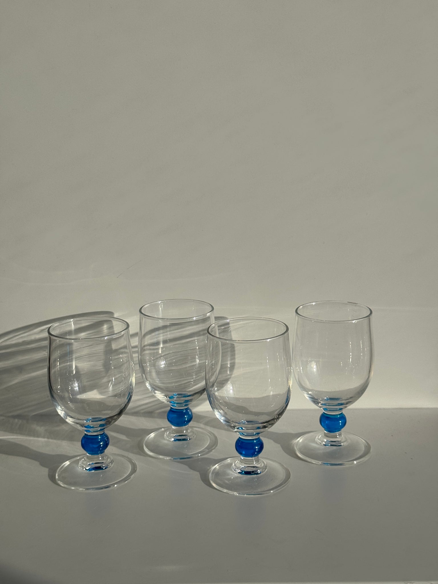 Lot de 4 verres à eau à pied boule bleue