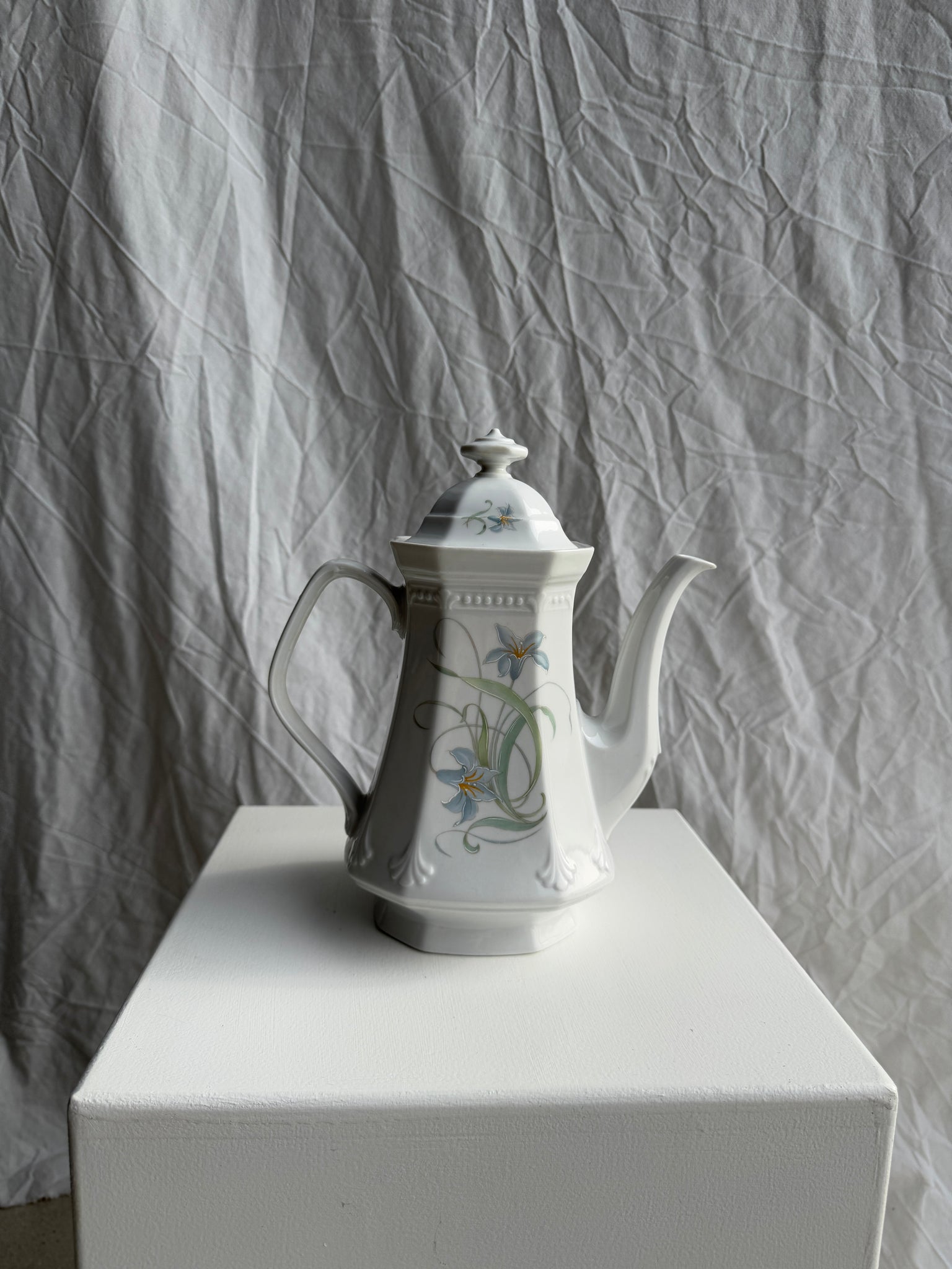 Théière Mitterteich Bavière à motifs de lys bleus