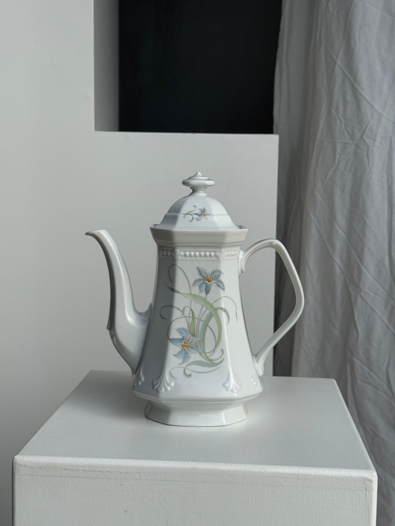 Théière Mitterteich Bavière à motifs de lys bleus