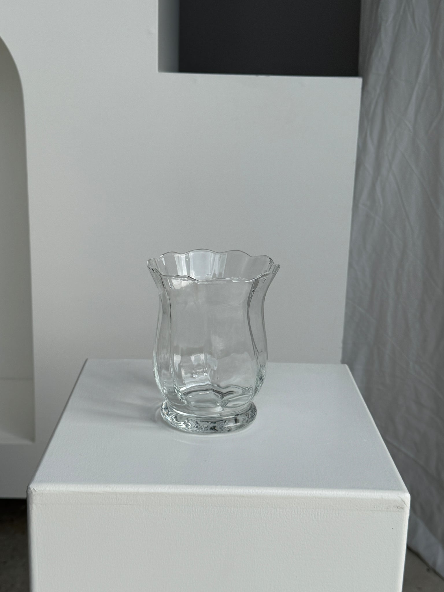 Petit vase vintage en verre en forme de fleur stylisée H15