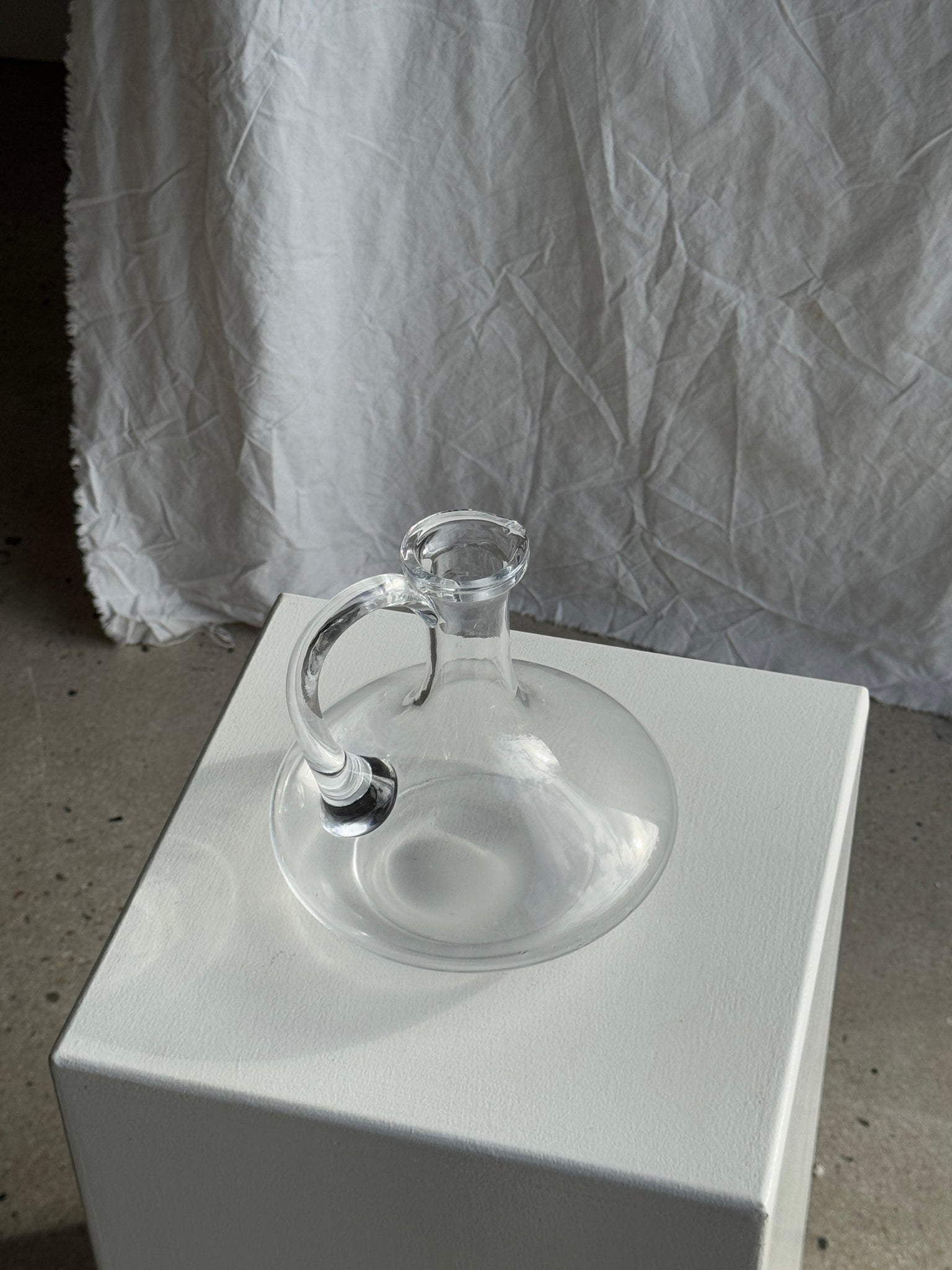 Carafe en verre vintage à anse panse aplatie évasée H18