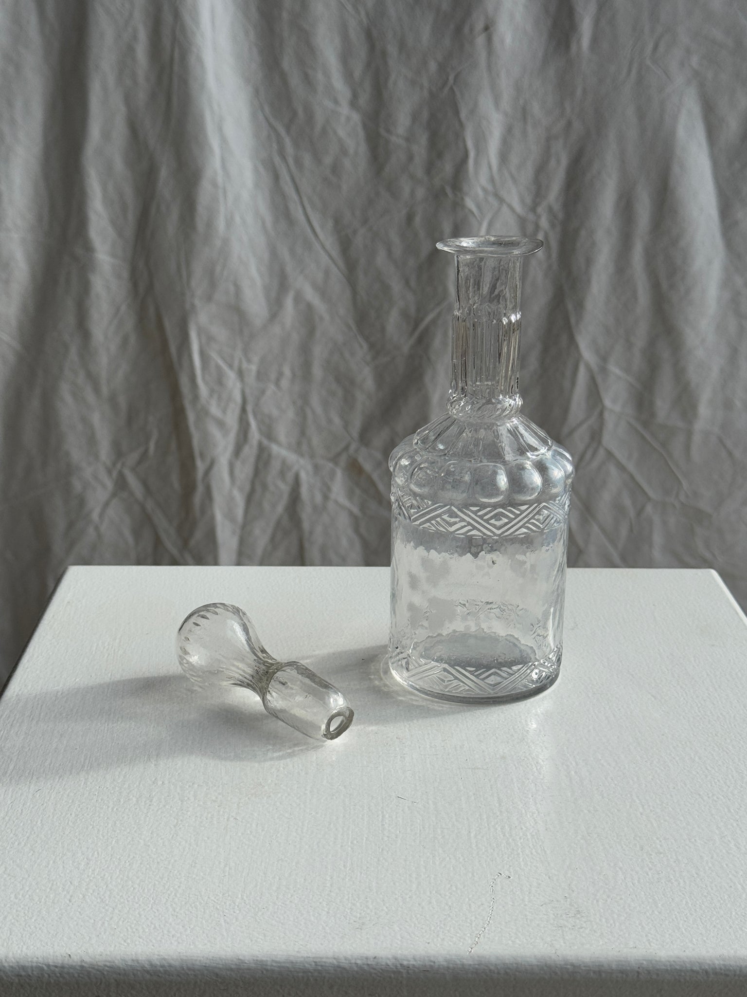 Petit flacon en verre bouchon rond vintage H22,5